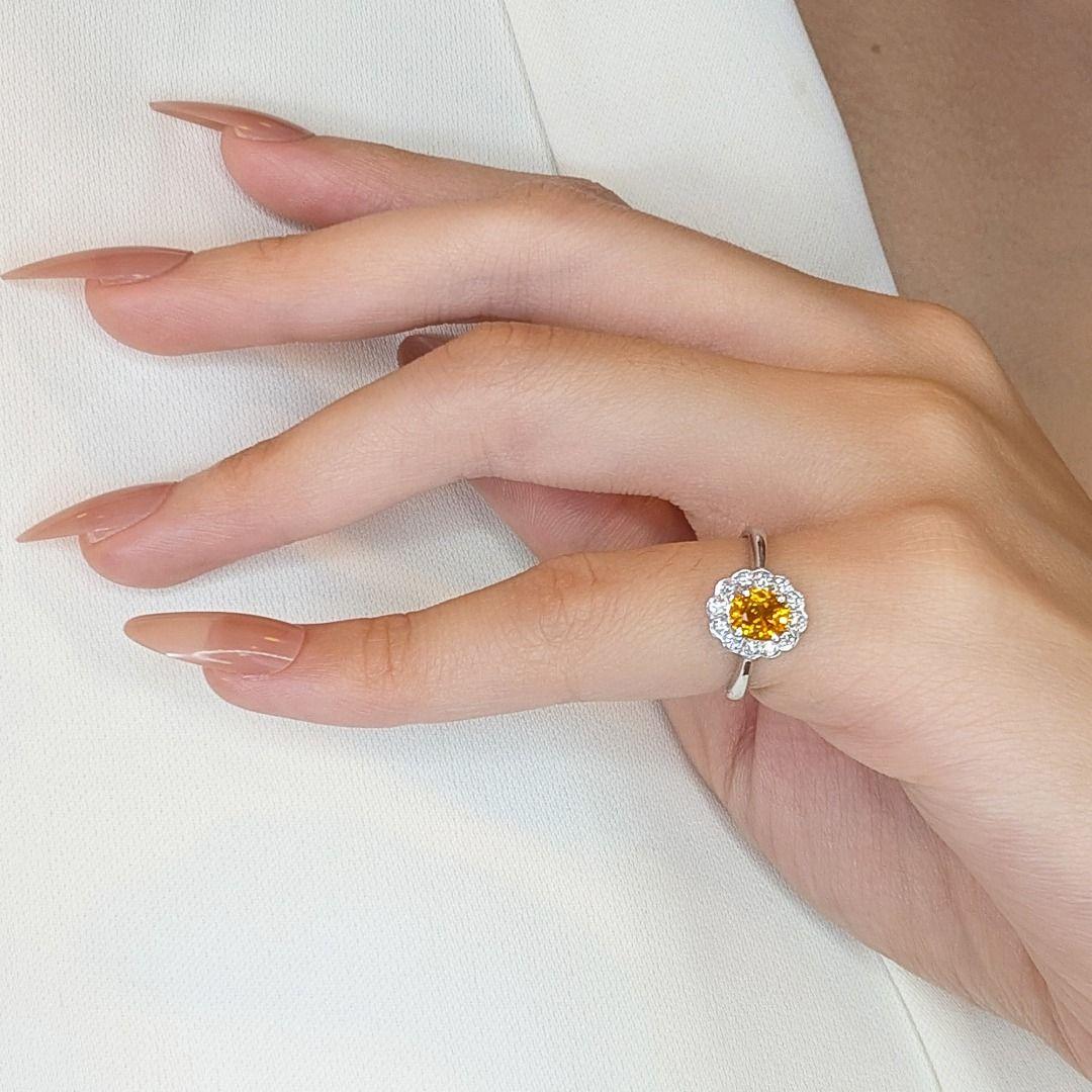 Luminous 0,66 Karat Saphir und Diamantring aus 18 Karat Weißgold Damen im Angebot