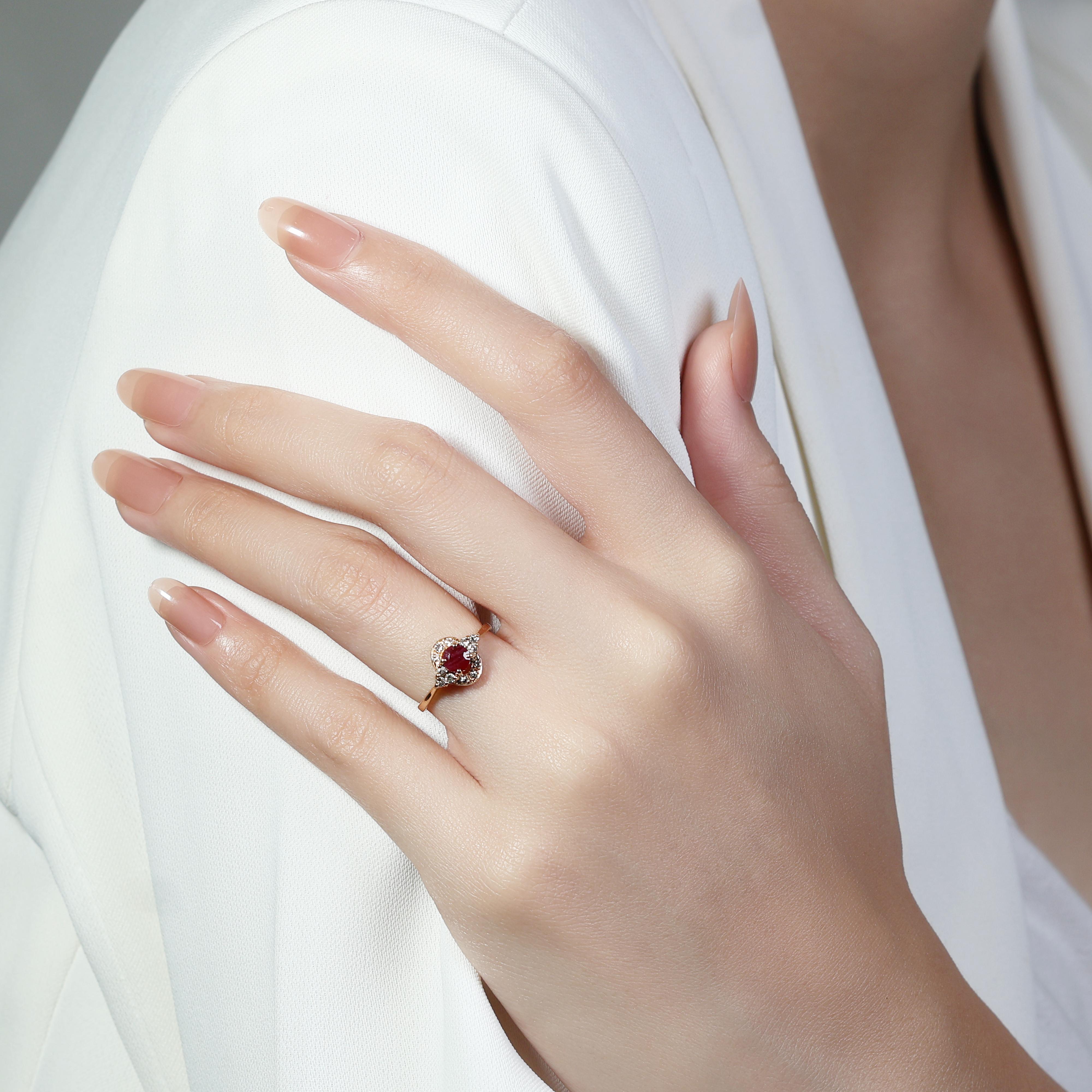 Este exquisito anillo con halo de oro amarillo de 18k exhibe un cautivador rubí como pieza central. Rodeando al rubí hay doce brillantes diamantes de color J y claridad VS, que realzan el brillo general y el lujo de la pieza. Con un peso total en