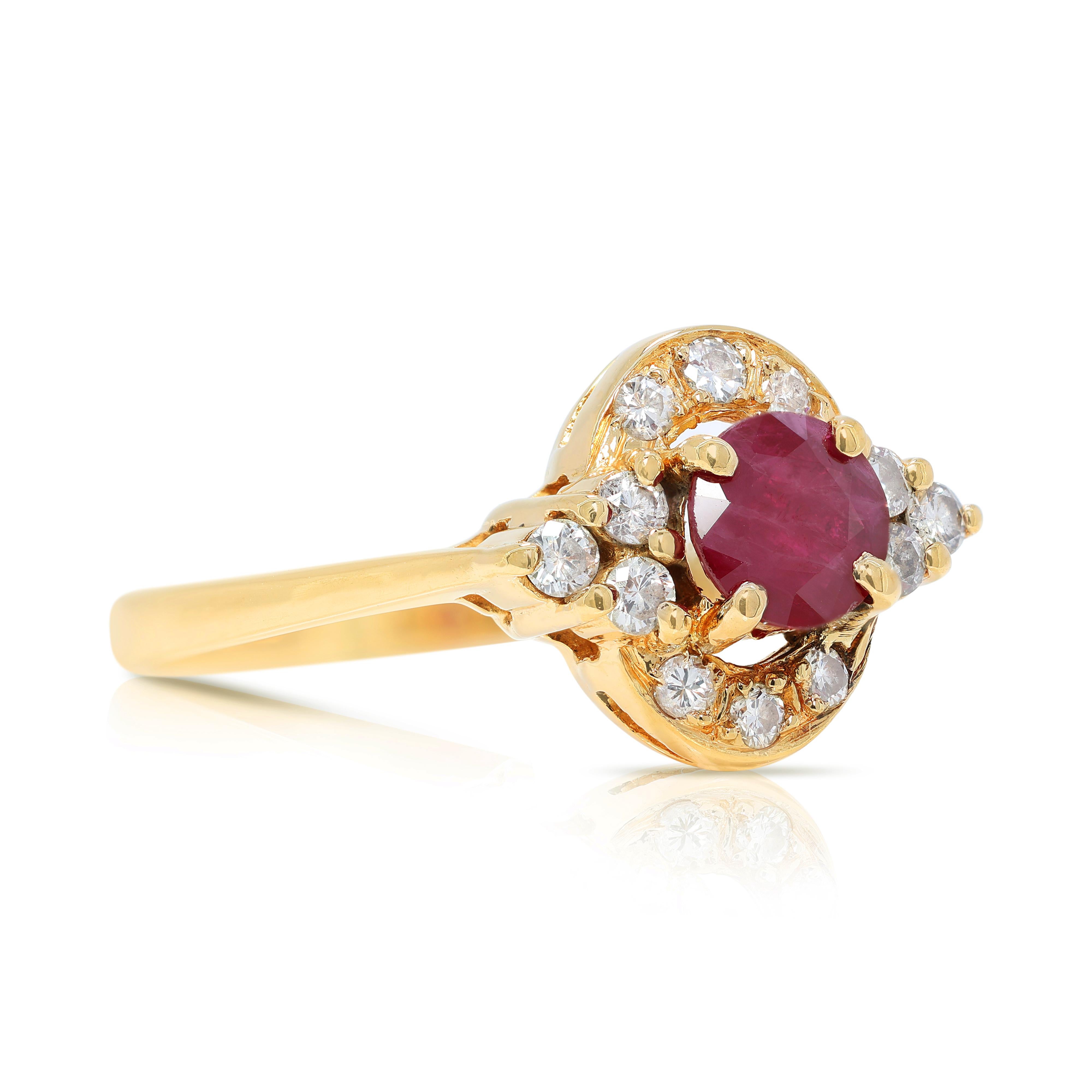 Anillo Halo Luminoso de Rubí de 0,70 quilates y Diamante Natural en Oro Amarillo de 18 quilates Corte redondo en venta