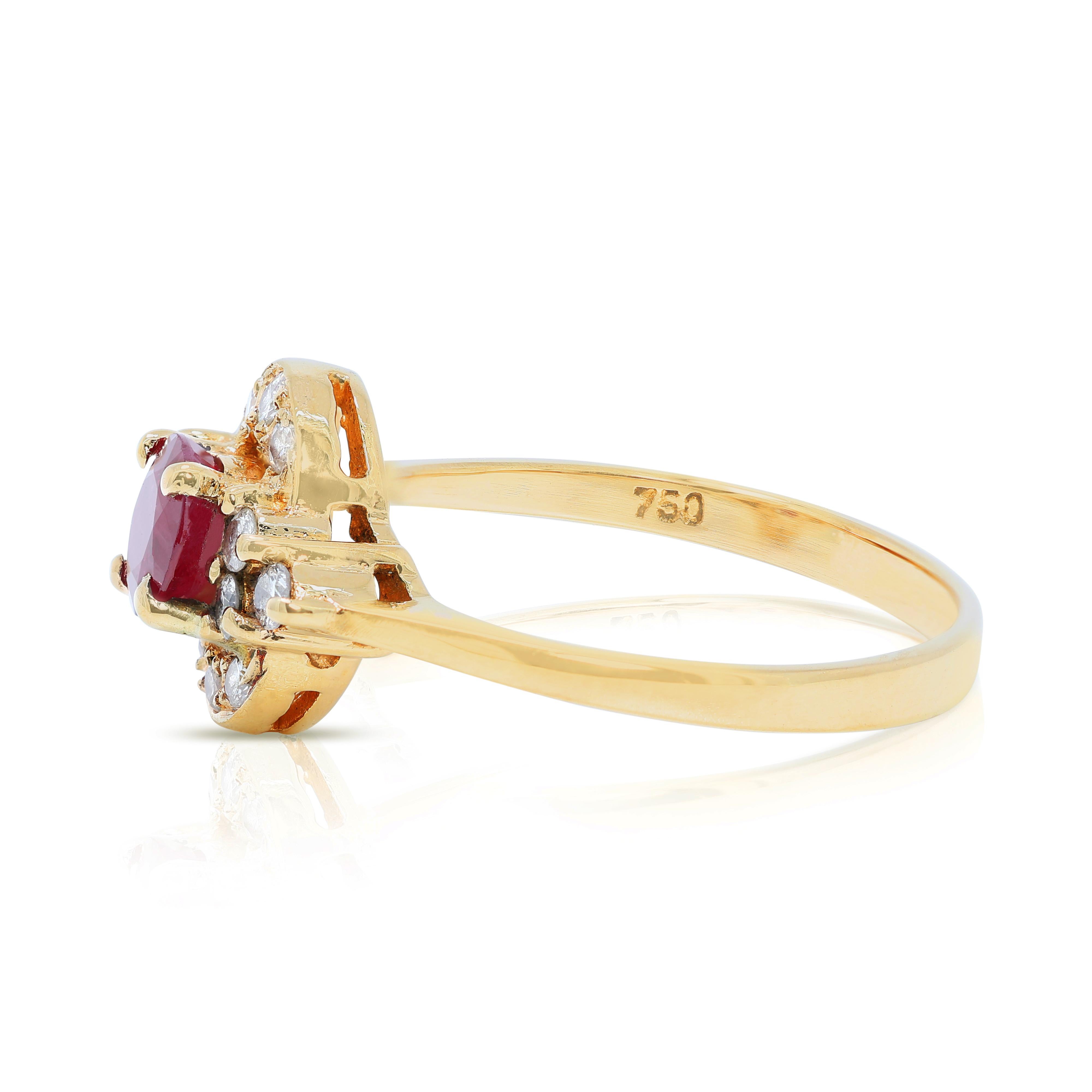 Anillo Halo Luminoso de Rubí de 0,70 quilates y Diamante Natural en Oro Amarillo de 18 quilates en Excelente estado para la venta en רמת גן, IL
