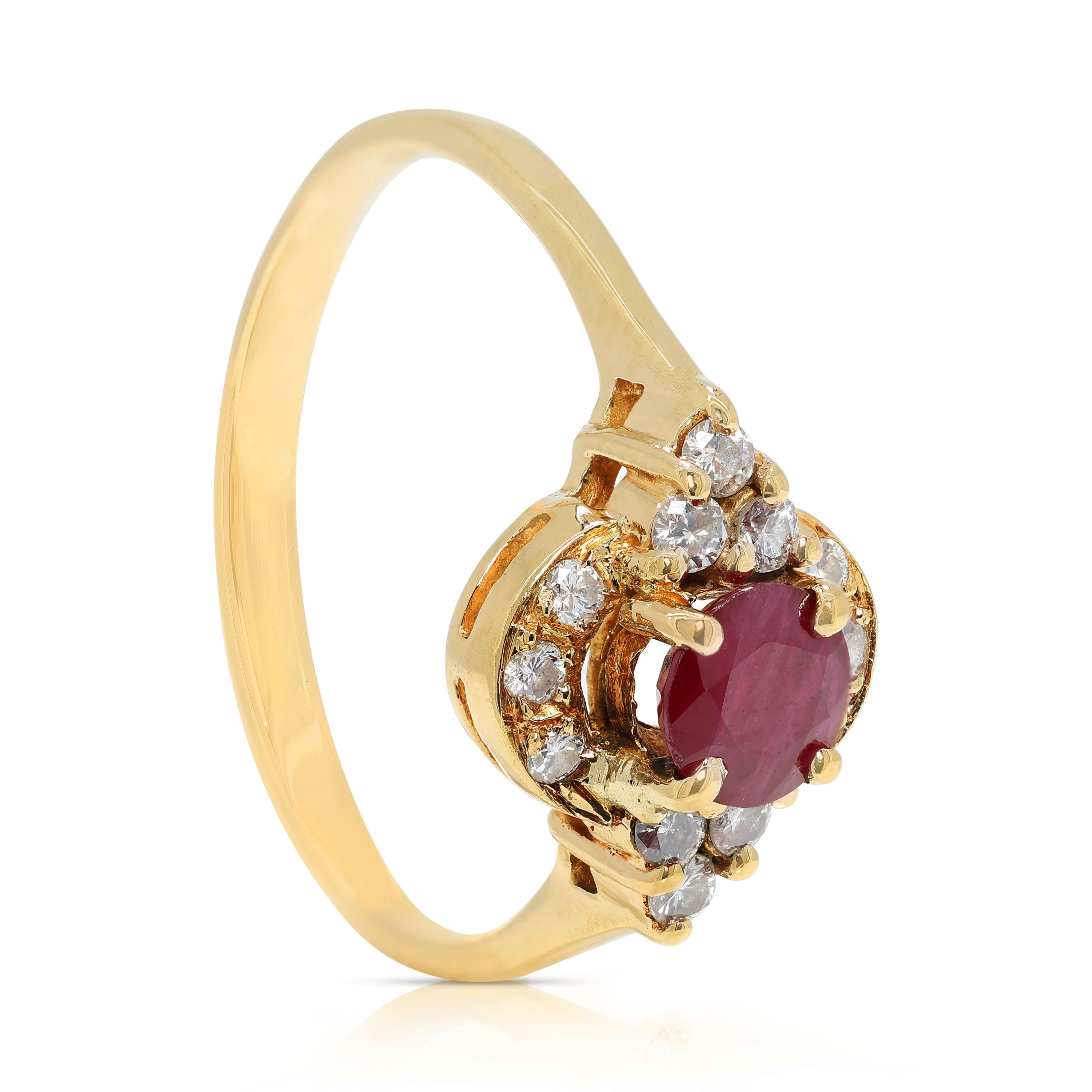 Anillo Halo Luminoso de Rubí de 0,70 quilates y Diamante Natural en Oro Amarillo de 18 quilates en venta 1