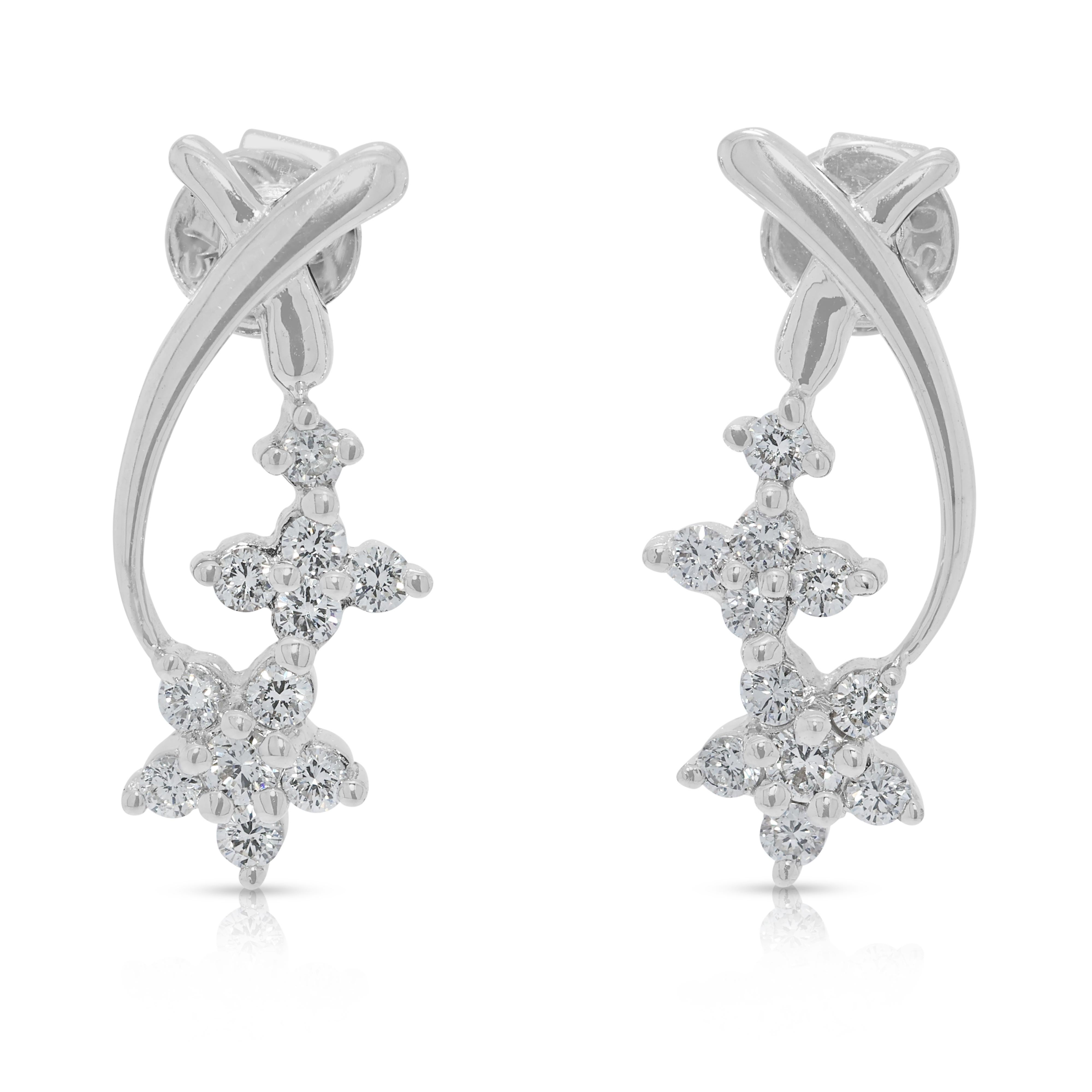 Eleganza con questa nuova parure abbinata, meticolosamente realizzata in oro bianco 18 carati. Questa squisita collezione comprende un paio di splendidi orecchini e un ciondolo coordinato, progettati per creare un'armoniosa cascata di scintille.