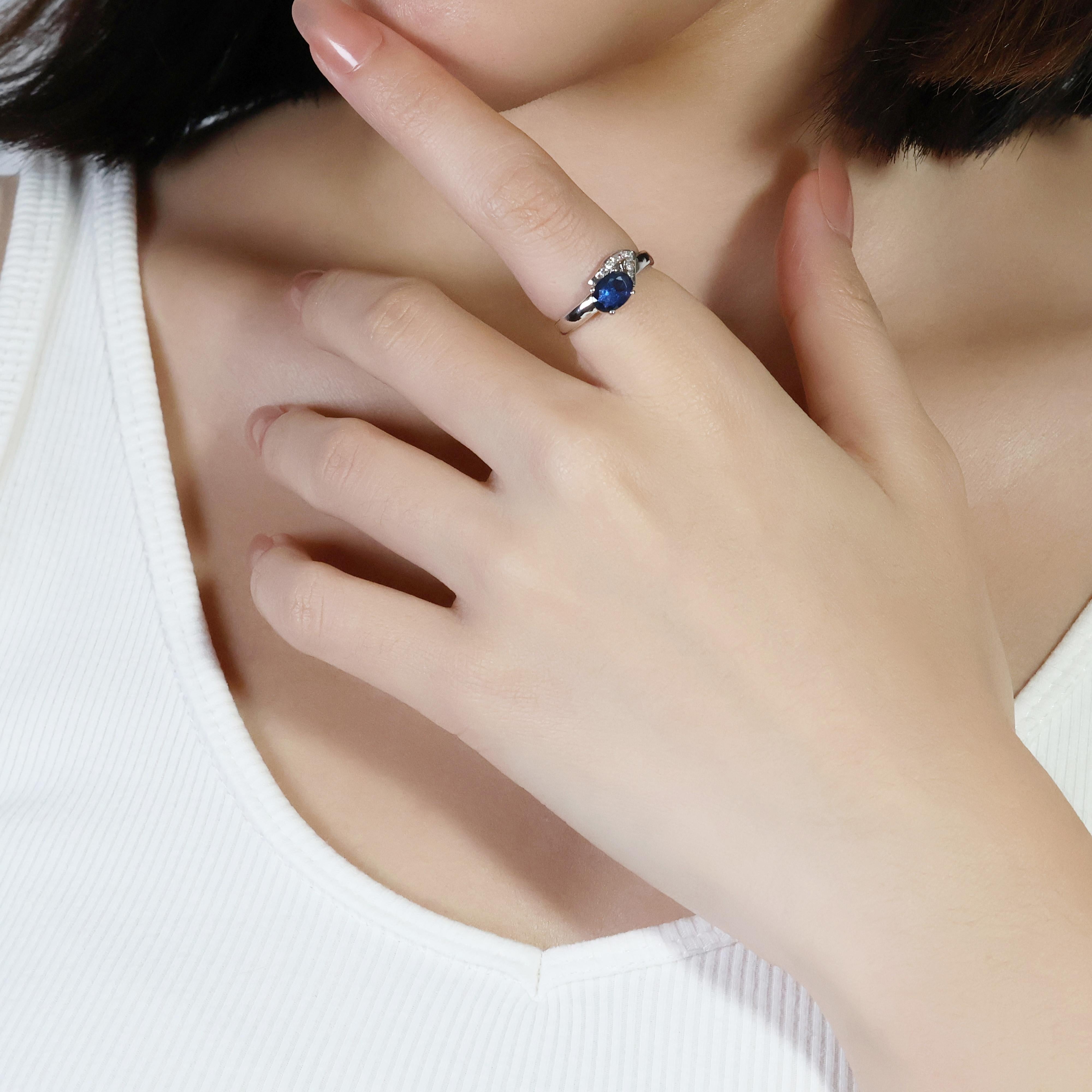 Questo splendido anello in oro bianco 18 carati è caratterizzato da uno zaffiro blu dal taglio ovale di 0,76 carati, che offre un colore profondo e vibrante. Lo zaffiro è splendidamente completato da sei diamanti rotondi e brillanti per un totale di