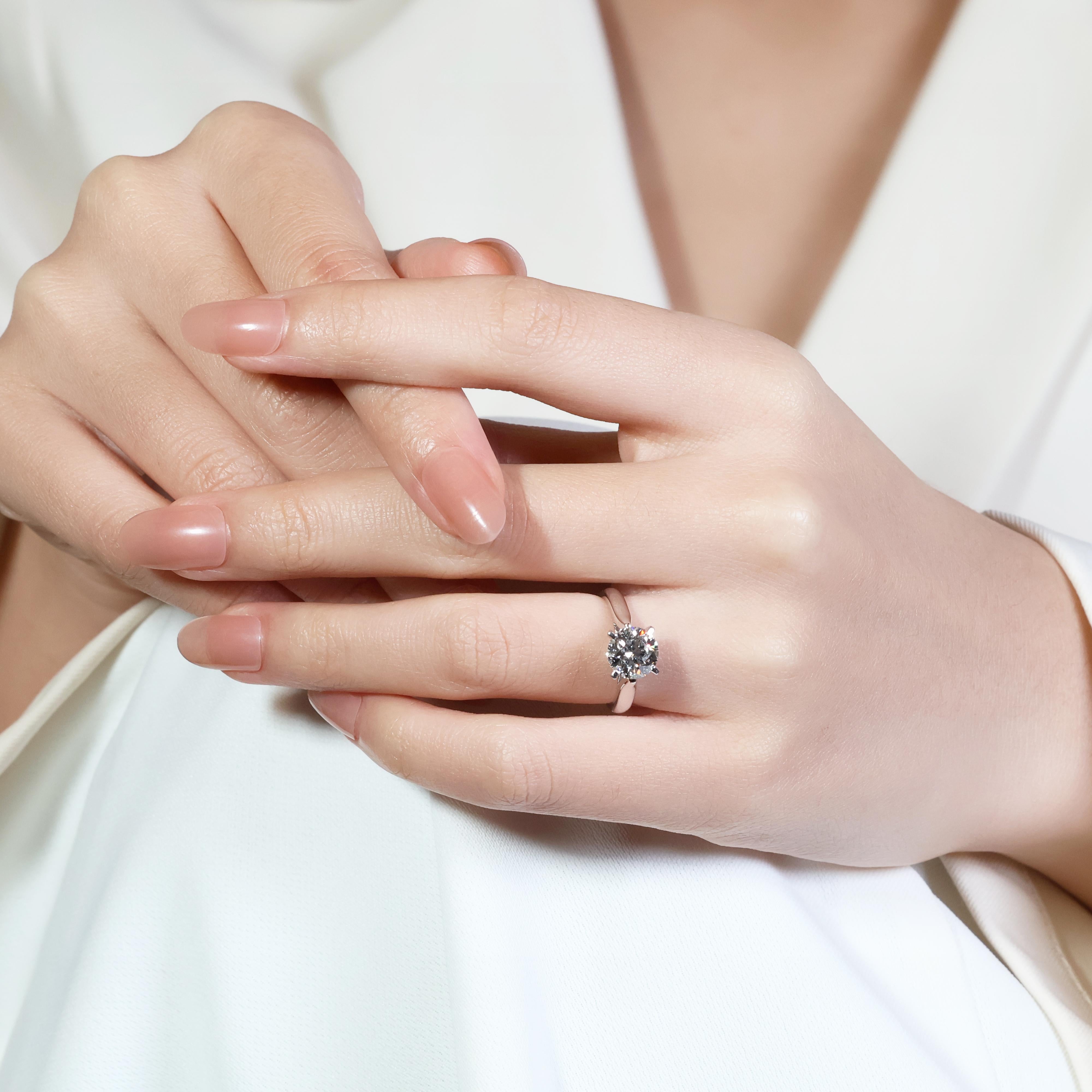 Cette bague exquise est ornée d'un éblouissant diamant rond brillant de 1,72 carat, de couleur G et de pureté SI1. Réalisée en luxueux or blanc 18 carats, cette élégante pièce pèse 4,51 grammes et mesure 46/9. Son design intemporel et la qualité