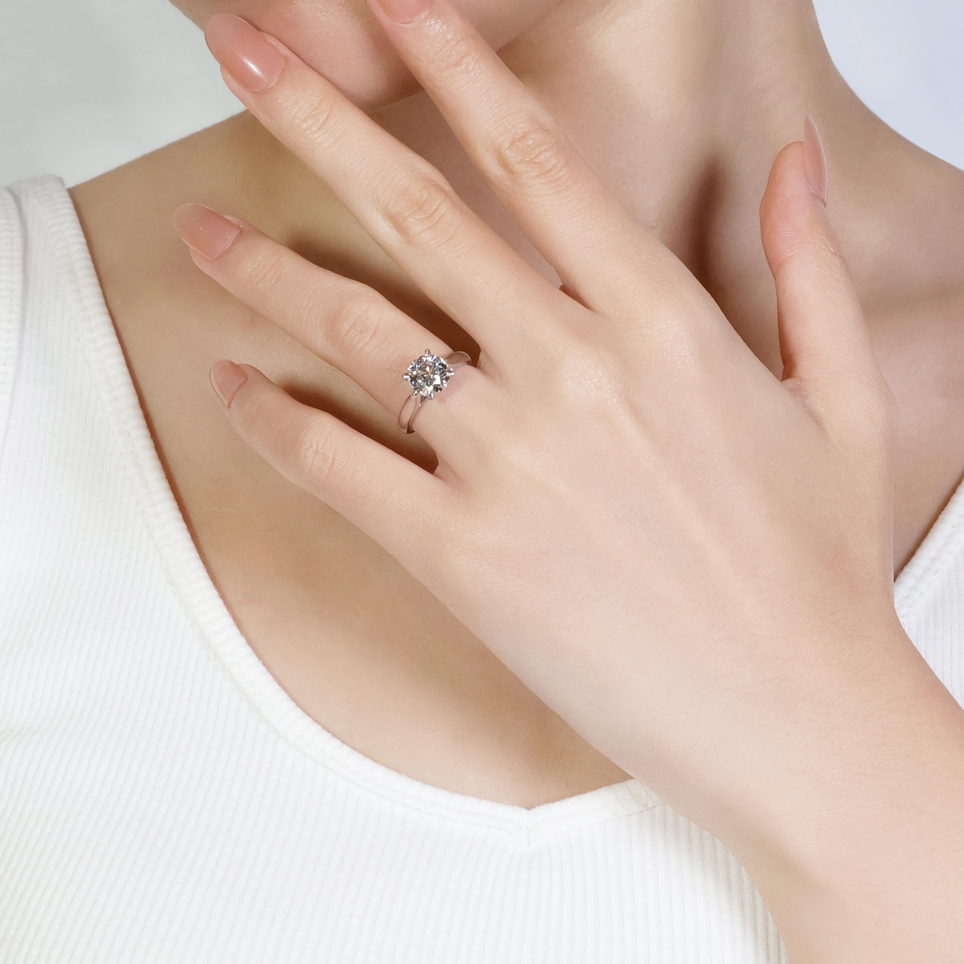 Lumineuse bague solitaire en or blanc 18 carats et diamants de 1 carat et 72 points certifiés GIA en vente 3