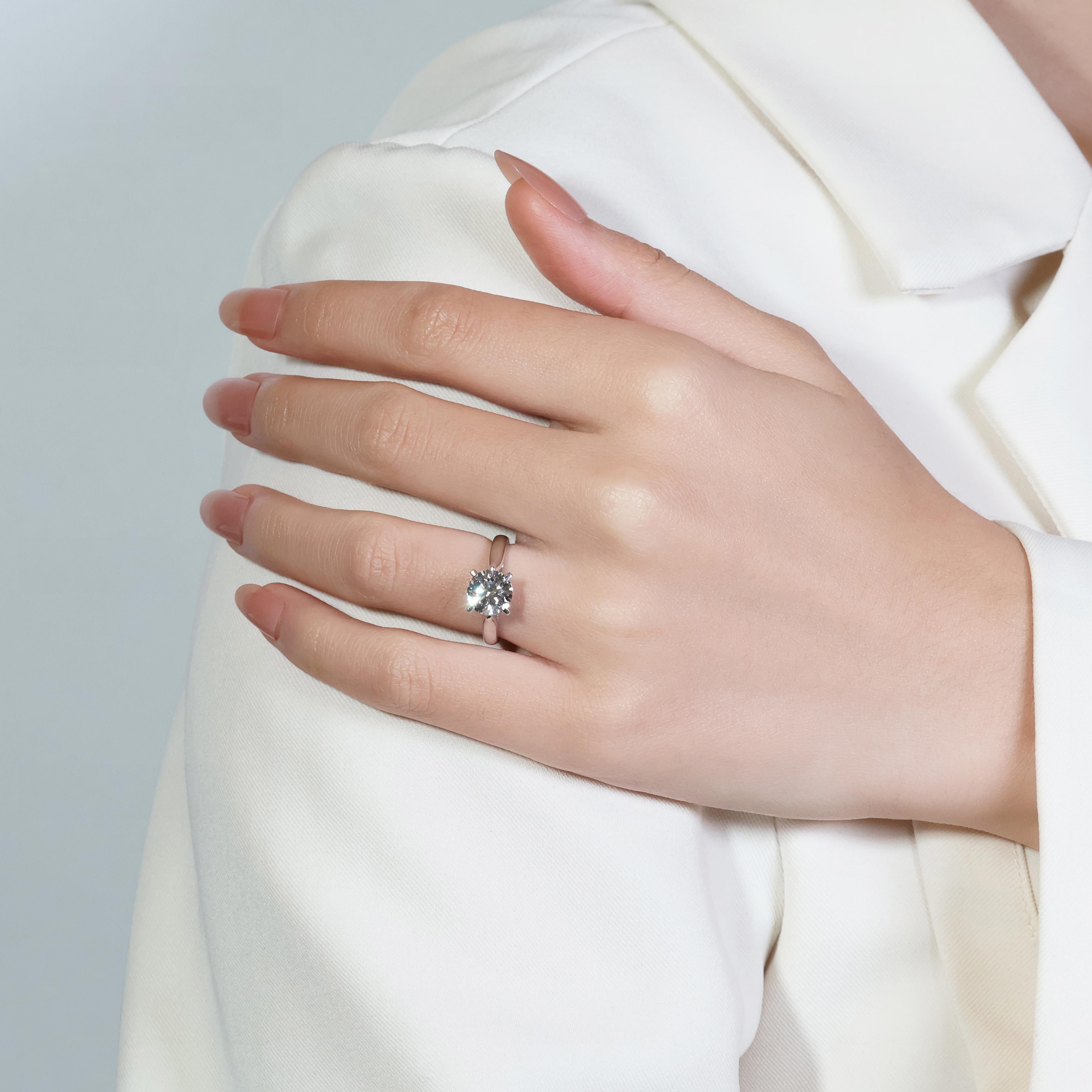 Lumineuse bague solitaire en or blanc 18 carats et diamants de 1 carat et 72 points certifiés GIA en vente 4