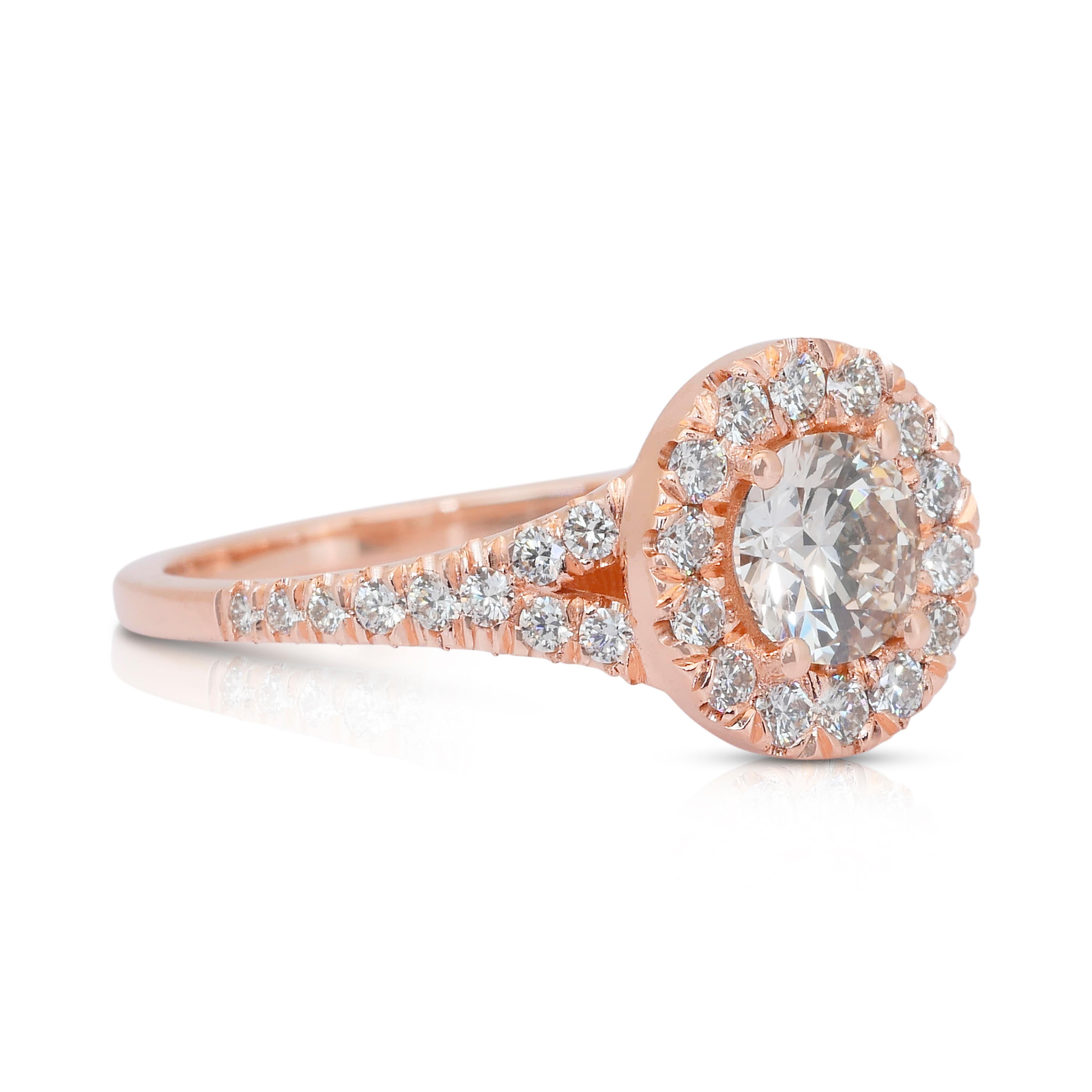 Luminous 1.09ct Diamonds Halo Ring in 18k Rose Gold - IGI Certified

Elegamment réalisée en or rose 18 carats, cette bague en diamant raffinée est ornée d'un diamant rond étincelant de 0,61 carat. Autour de la pierre centrale se trouvent 34 diamants