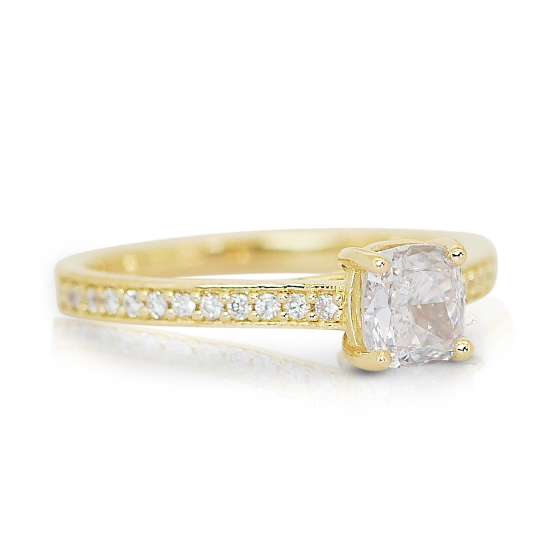 Luminous 1,17ct Diamant Pave Ring in 18k Gelbgold - GIA zertifiziert

Dieser elegante Ring aus 18-karätigem Gelbgold ist mit einem 1,00-Karat-Diamanten im Kissenschliff versehen und mit Präzision gefertigt. Der Mittelstein wird von einem funkelnden