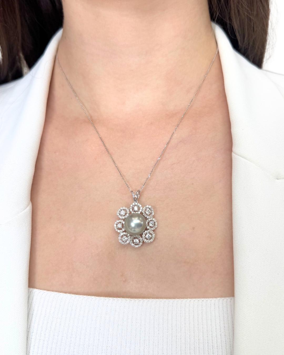 Luminous 11.88ct Tahitian Salt Walter Perle und Diamanten Halskette in 18k Weißgold - IGI zertifiziert

Dieses raffinierte Collier aus Tahiti-Perlen und Diamanten verkörpert Eleganz und zeitlosen Luxus. In ihrem Zentrum ruht eine 10,50-karätige