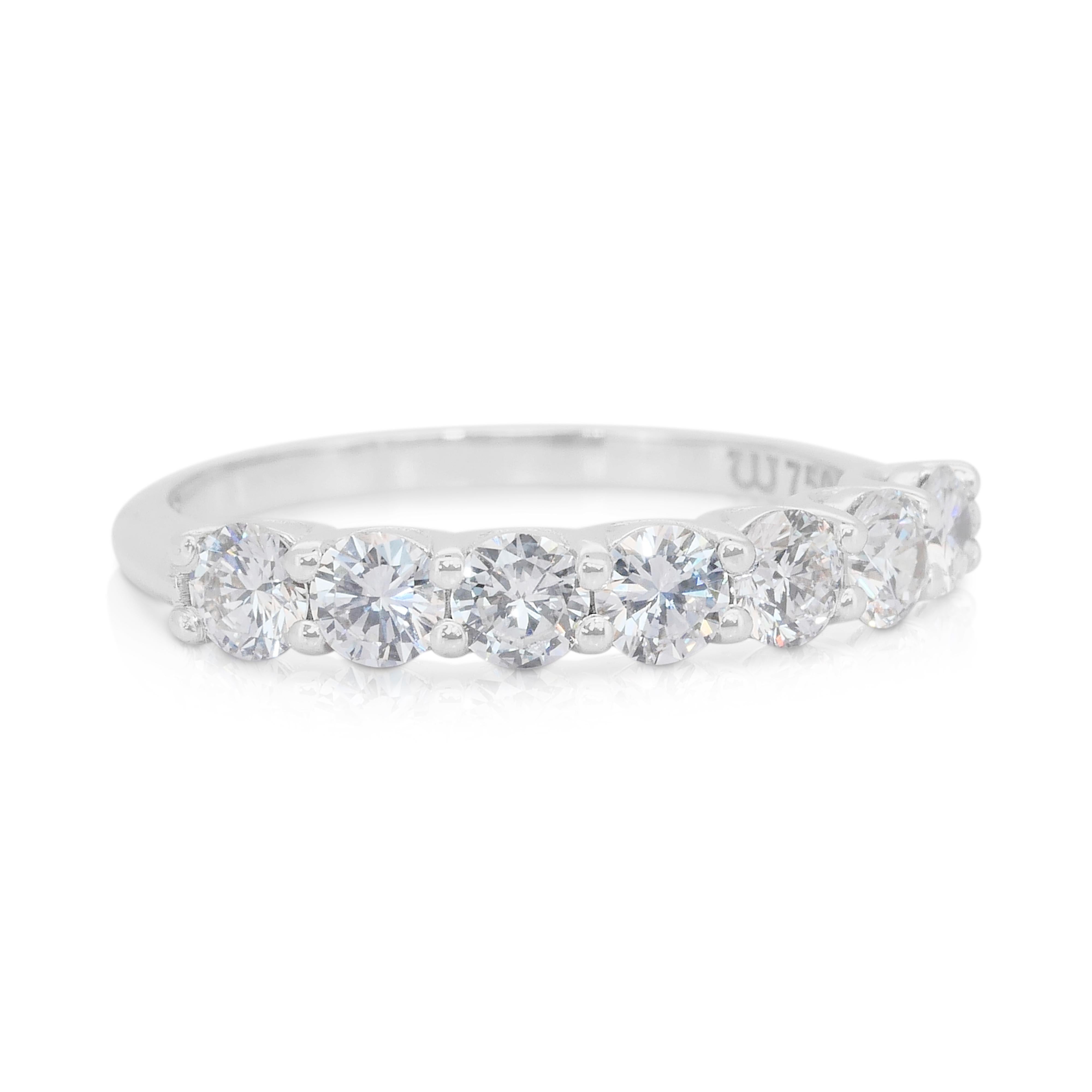 Anello Luminoso con 1,18ct di diamanti naturali in oro bianco 18k - Certificato IGI

Eleganza classica con questo anello in oro bianco 18 carati, con 7 radiosi diamanti rotondi per un totale di 1,18 carati. Questi diamanti sono tagliati in modo