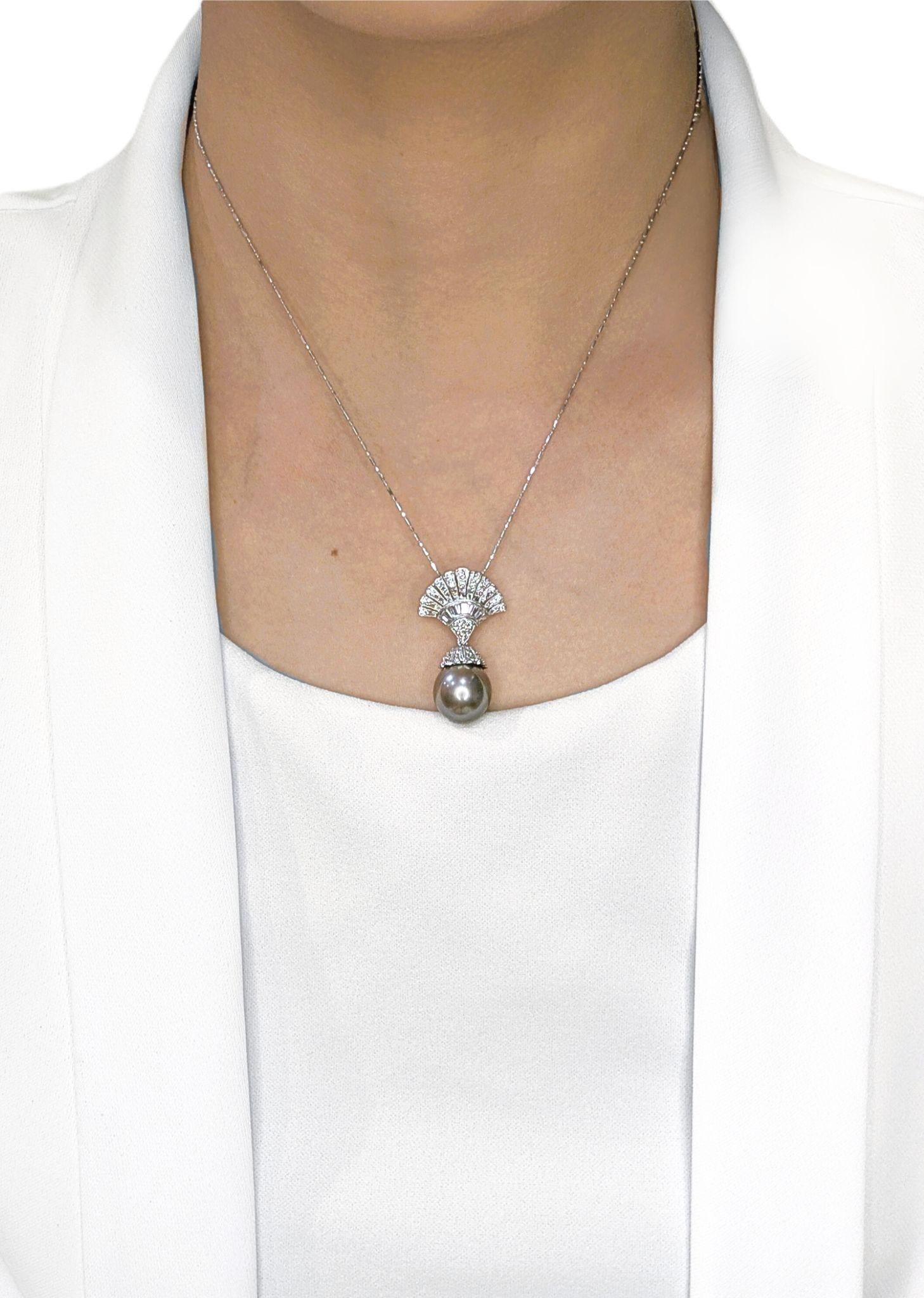 Questo lussuoso ciondolo mette in mostra una luminosa perla rotonda dei Mari del Sud di 12,68 mm in un'elegante tonalità grigia, celebre per la sua rarità e bellezza naturale. La perla è impreziosita da una scintillante composizione di 67 diamanti