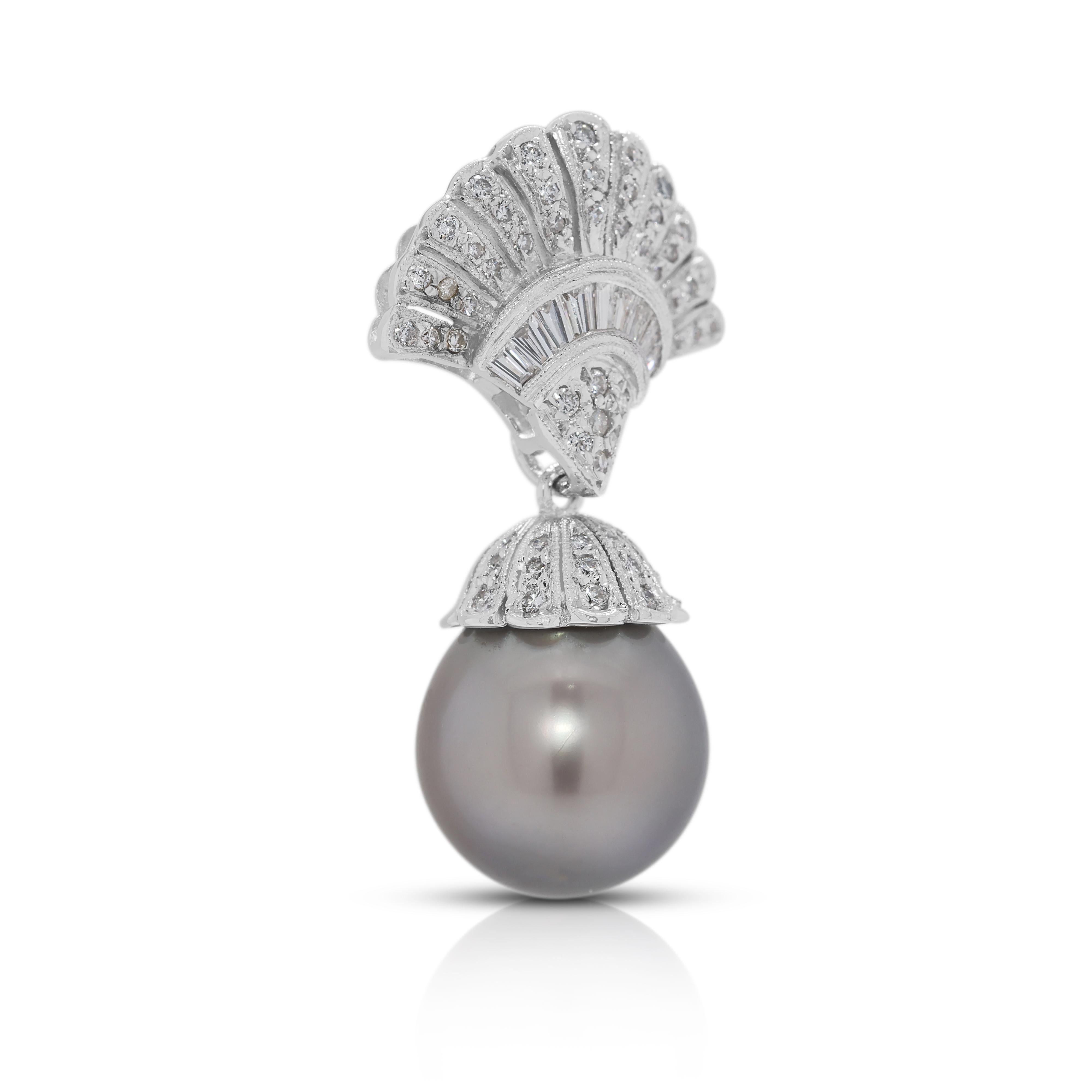 Taglio rotondo Luminosa perla dei mari del sud da 12,68 mm e ciondolo con diamante da 0,38 carati in oro bianco 18 carati in vendita