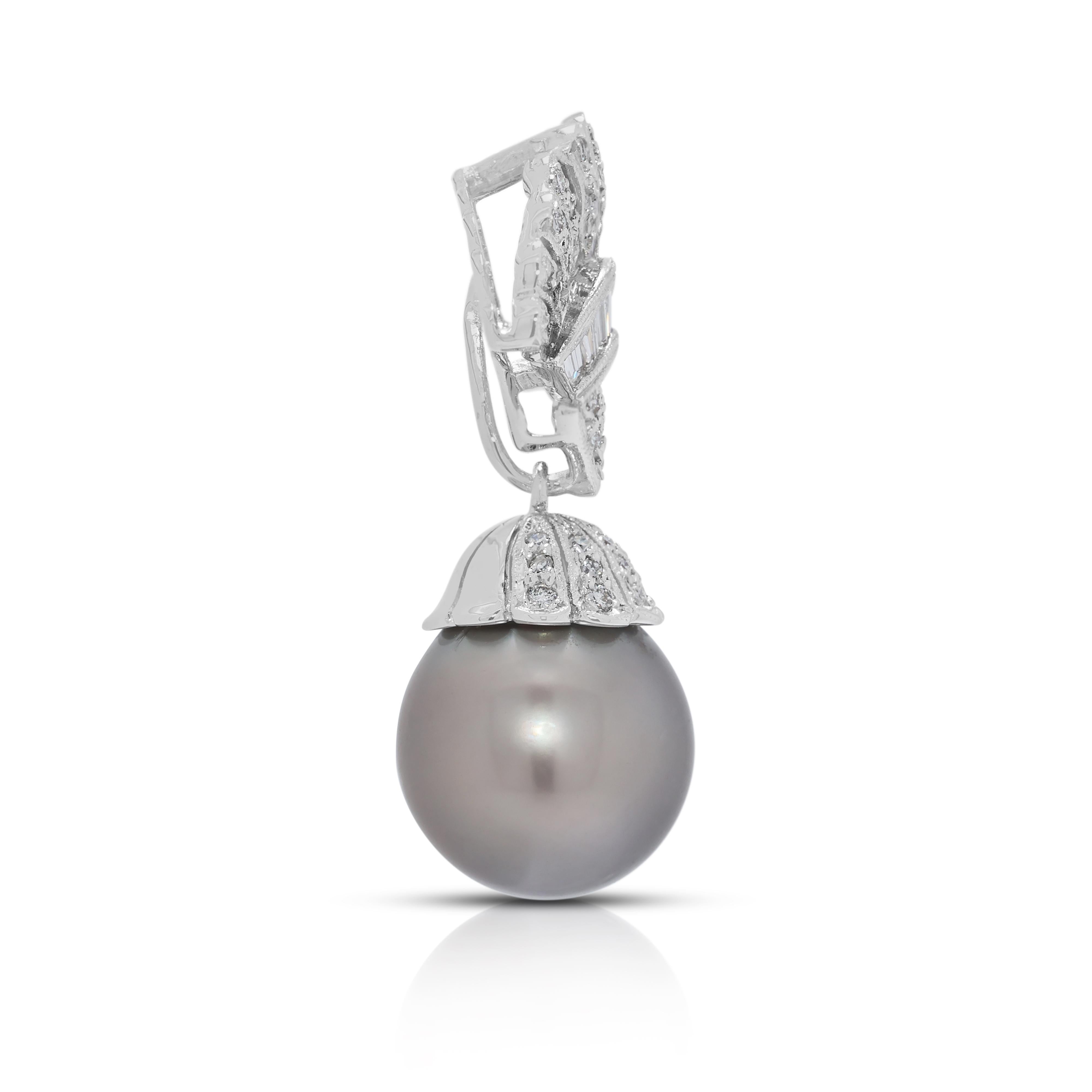 Donna Luminosa perla dei mari del sud da 12,68 mm e ciondolo con diamante da 0,38 carati in oro bianco 18 carati in vendita