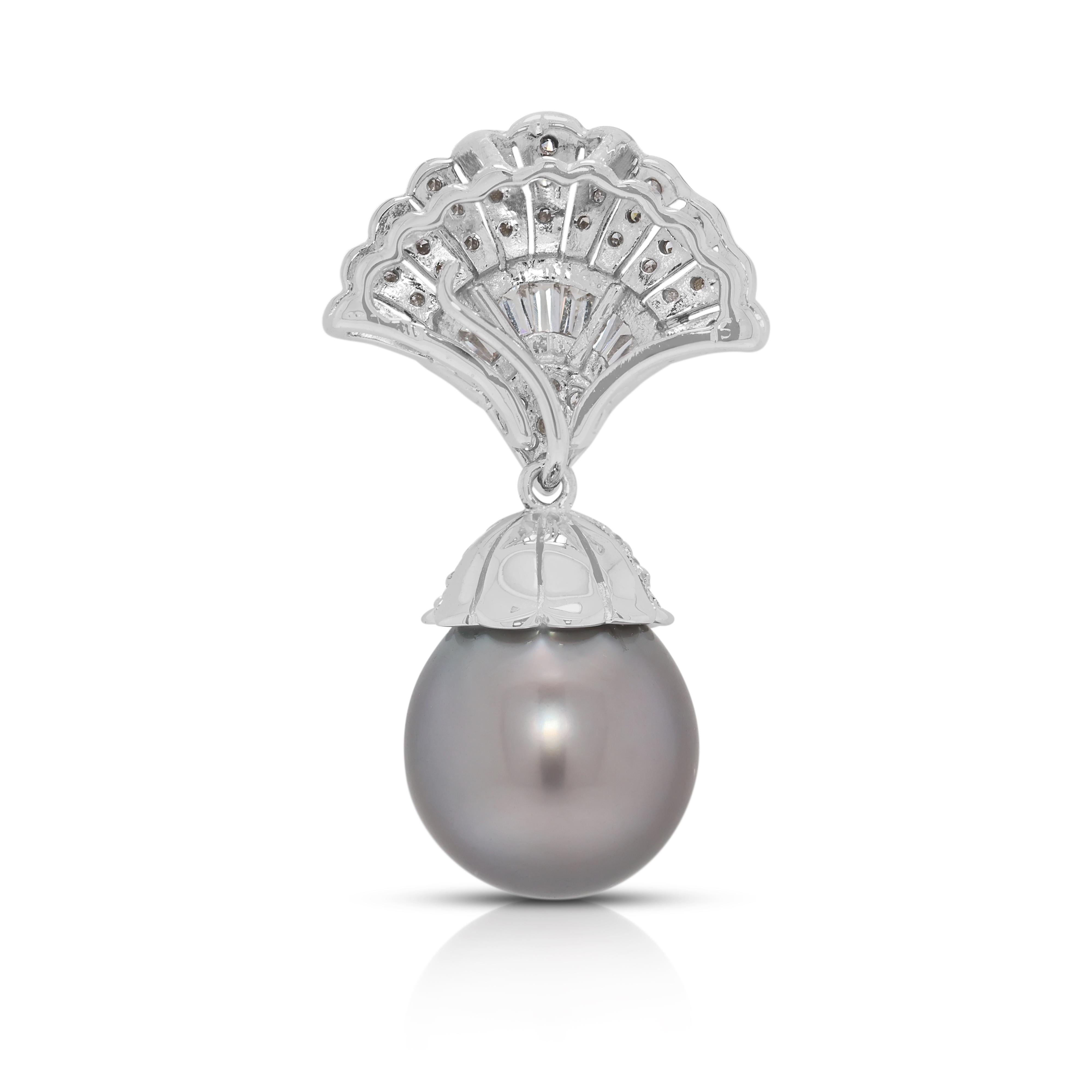 Luminosa perla dei mari del sud da 12,68 mm e ciondolo con diamante da 0,38 carati in oro bianco 18 carati in vendita 1