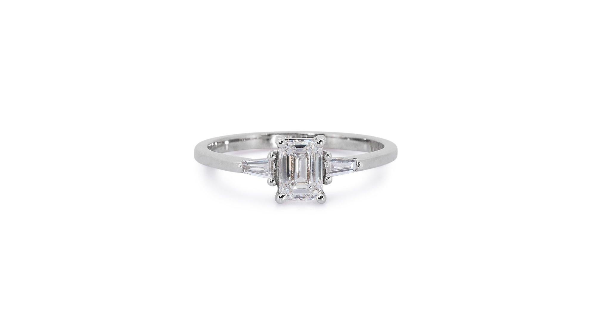 Luminous 1.28ct Diamonds 3-Stone Ring in 18k White Gold - GIA Certified In New Condition For Sale In רמת גן, IL