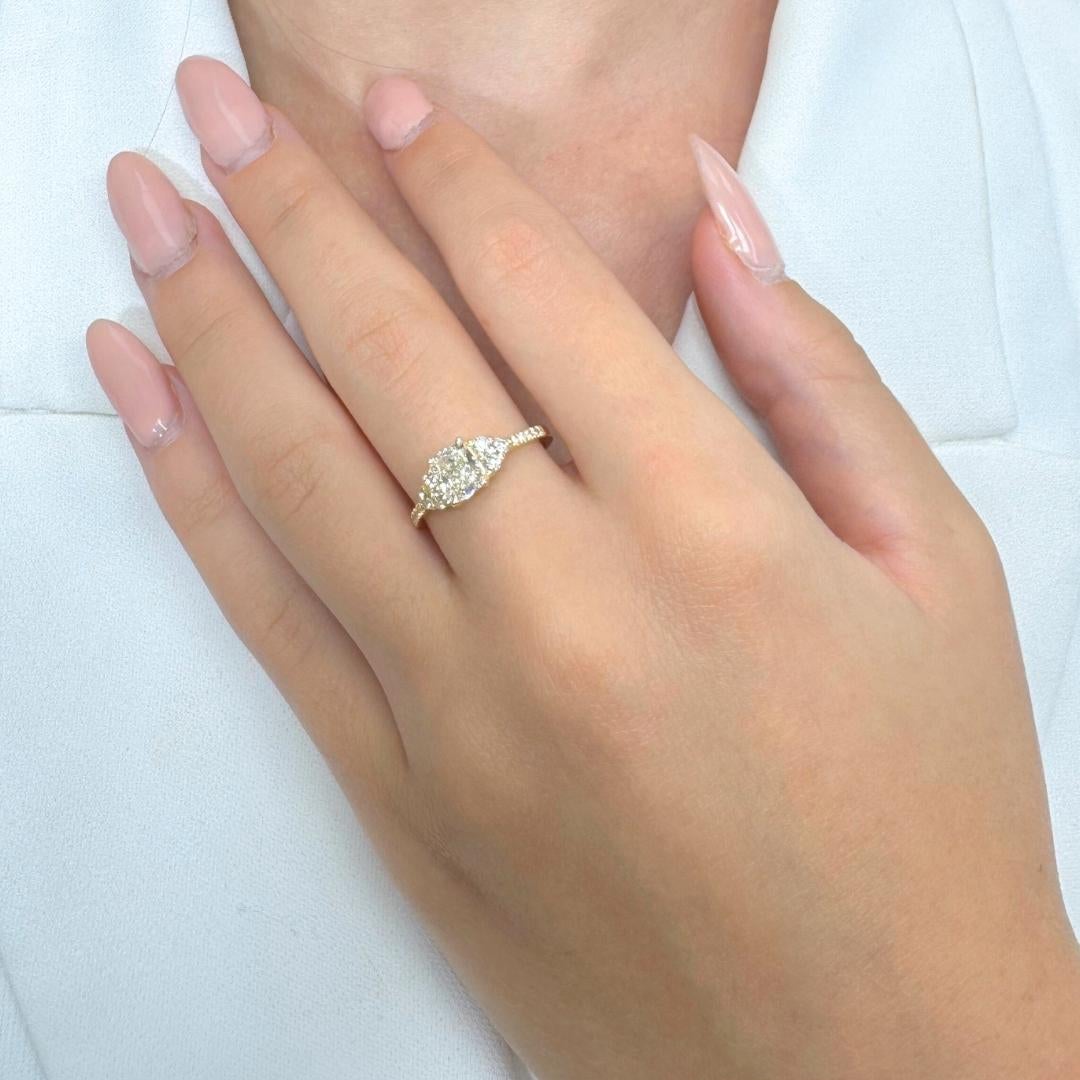 Anello con pavé di diamanti Luminous 1,31ct in oro giallo 18k - Certificato IGI

Questo anello in oro giallo 18 carati, che emana un fascino classico con un tocco di calore, presenta al centro uno splendido diamante a taglio cuscino da 1,01 carati.