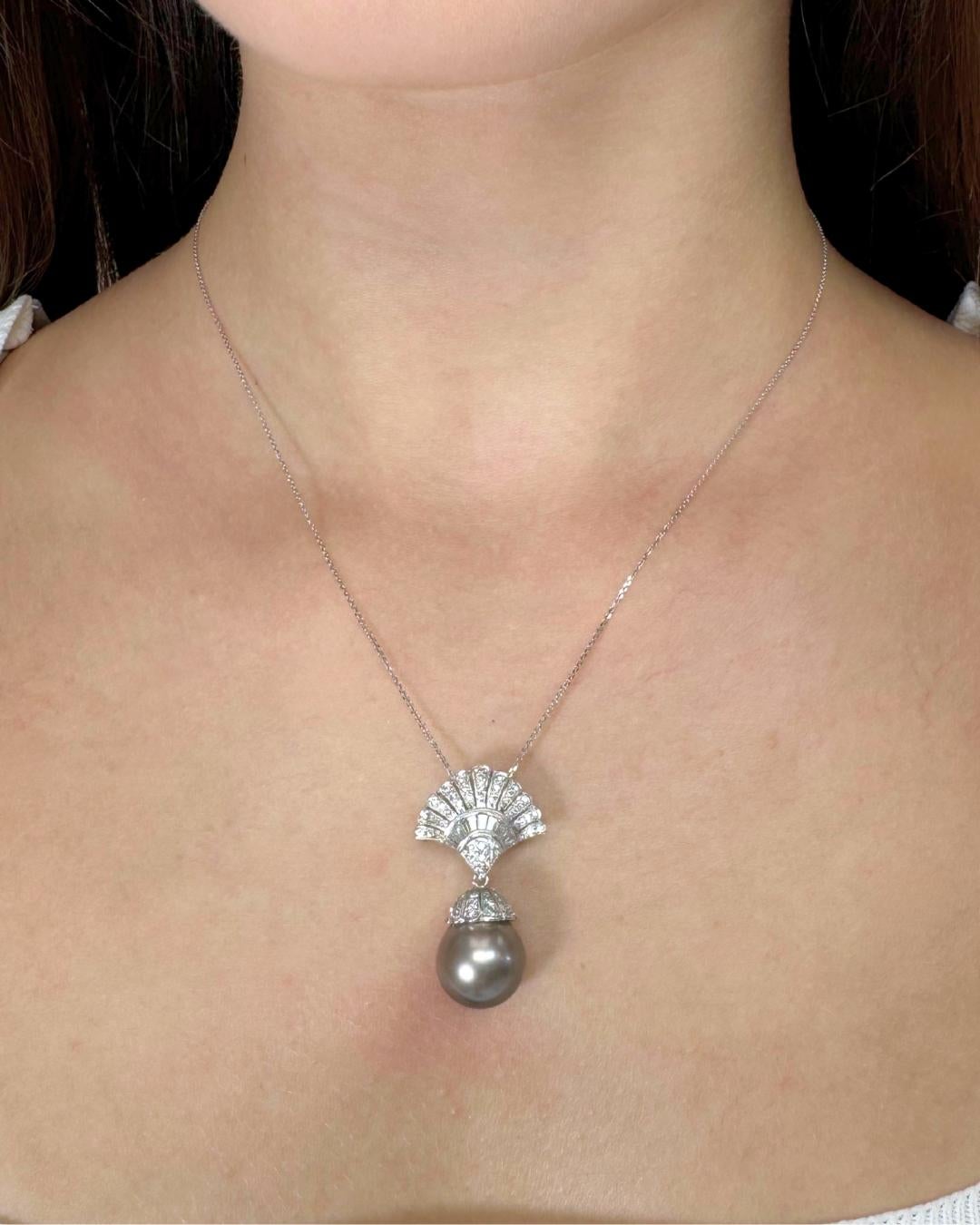 Luminosa collana di perle di coltura di Tahiti e diamanti da 13,25 carati in oro bianco 18 carati - Certificato IGI

Questa squisita collana di perle di Tahiti e diamanti in oro bianco 18 carati cattura l'essenza del lusso raffinato e della bellezza