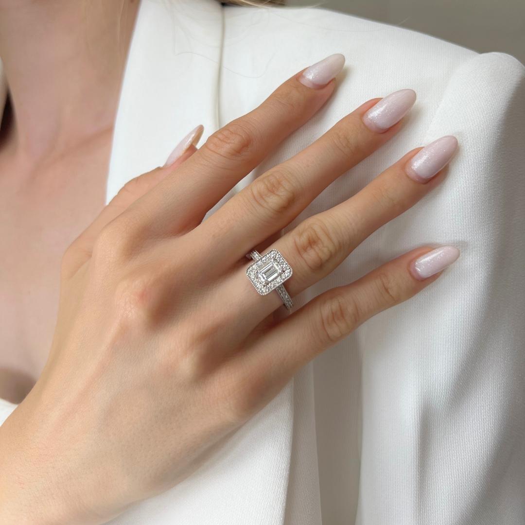 Luminous 1.35ct Double Excellent Ideal Cut Diamonds Halo Ring in 18k White Gold - GIA Certified

Indulge in the radiant brilliance of this luxurious 18k white gold halo ring, highlighted by a stunning 0.75-carat emerald cut diamond. This center