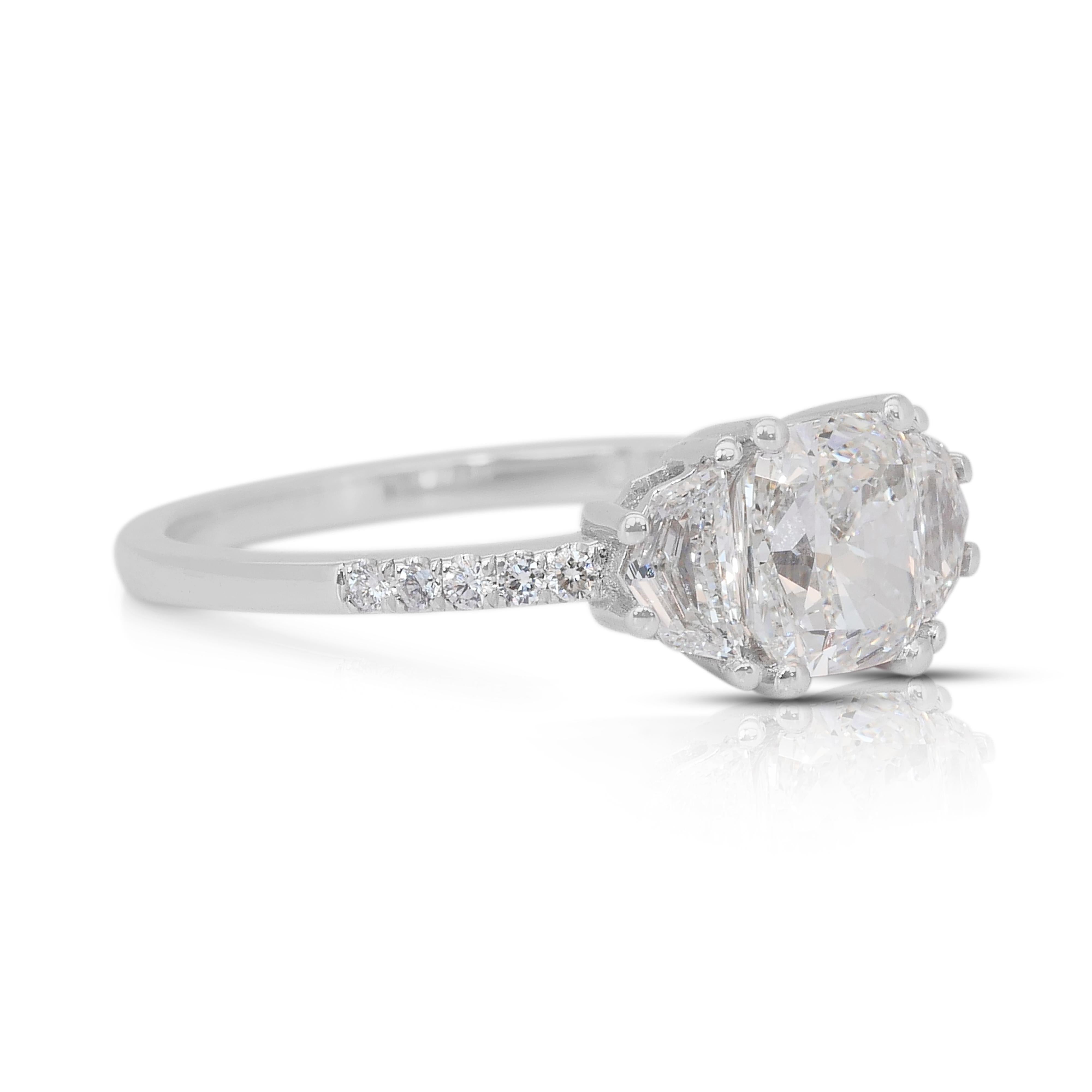 Anello Luminoso con 3 pietre e 1,36 carati di diamanti in oro bianco 18 carati - Certificato GIA

L'eleganza senza tempo incontra il design moderno in questo anello in oro bianco 18 carati, centrato da un diamante taglio cuscino da 1,00 carati. A