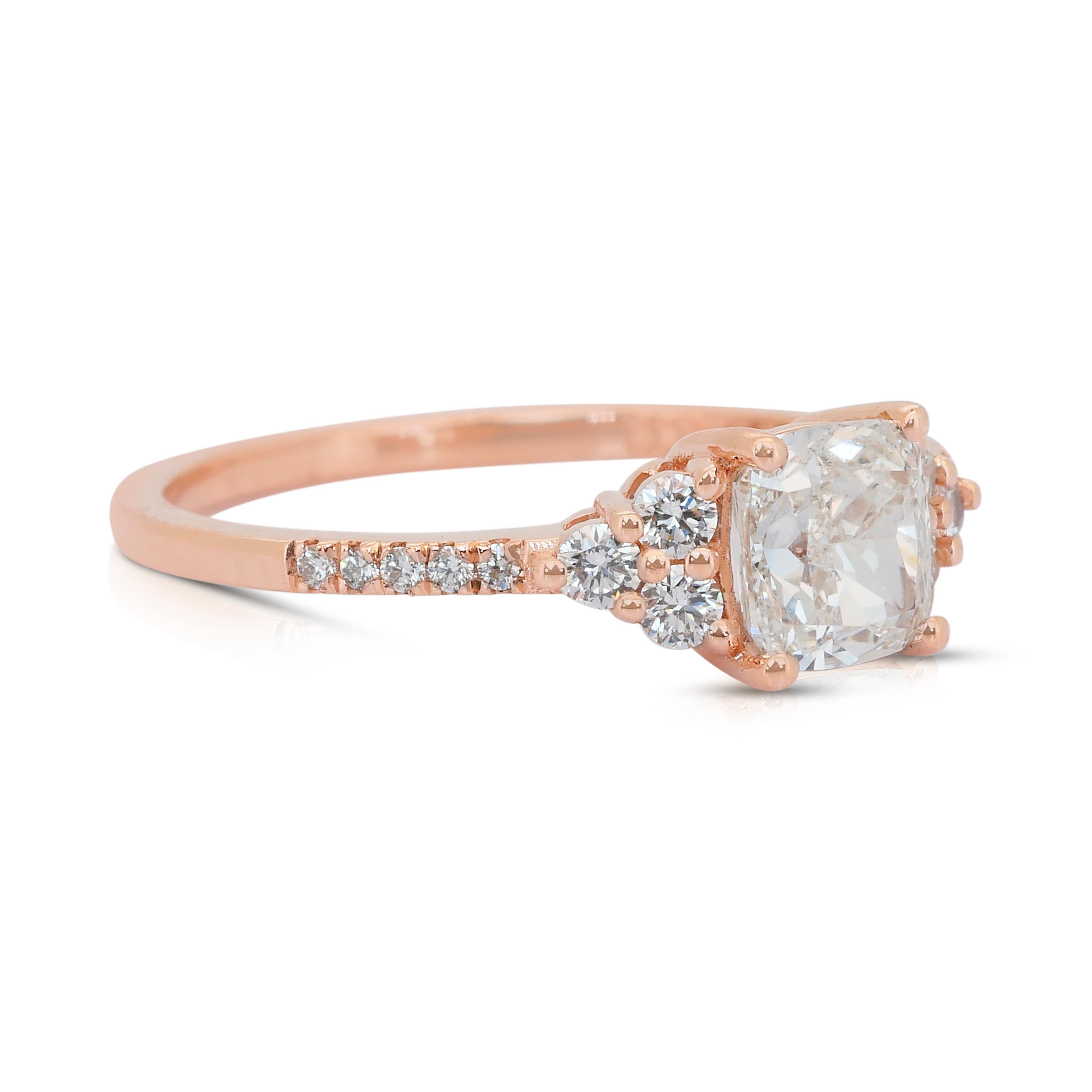 Anello Luminoso con 1,44 carati di diamanti in oro rosa 18k - Certificato IGI

Celebra un'eleganza senza tempo con questo incantevole anello con diamante in oro rosa 18 carati, centrato da uno splendido diamante a taglio cuscino da 1,28 carati. A