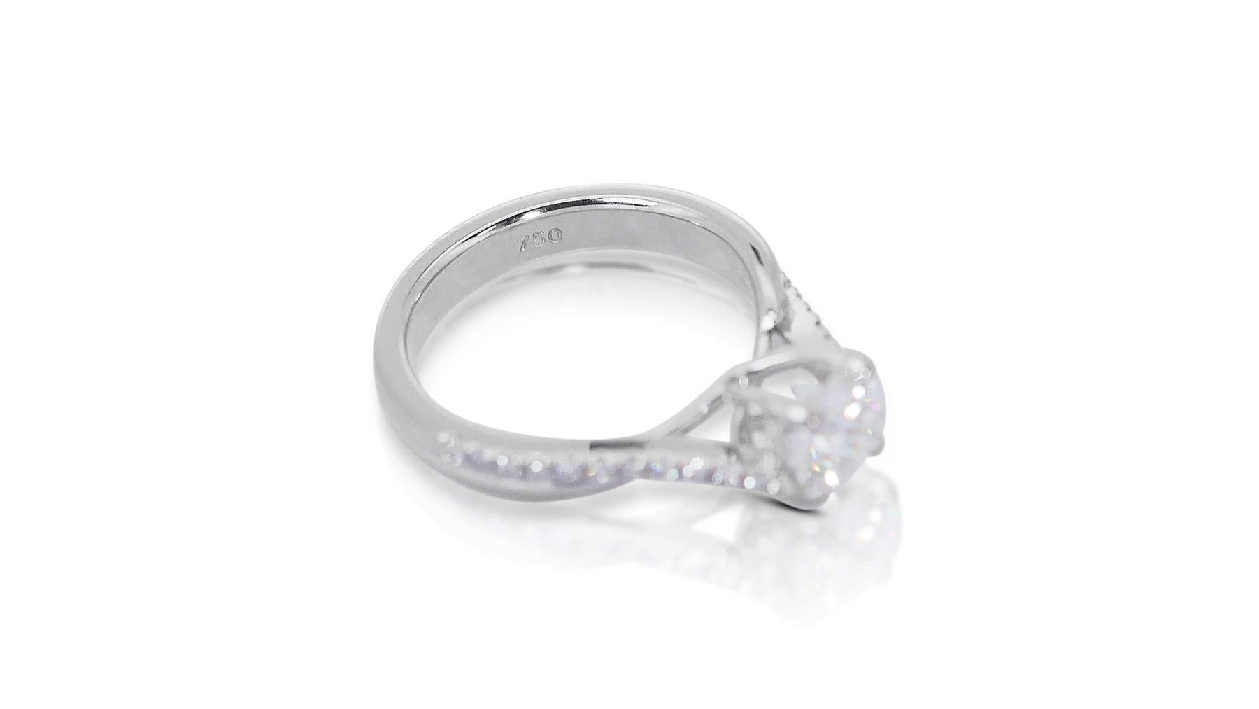 Taglio rotondo Luminoso anello con pavé di diamanti taglio ideale eccellente da 1,44 carati in oro bianco 18 carati in vendita