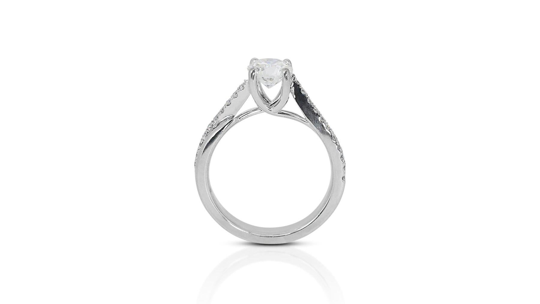 Luminoso anello con pavé di diamanti taglio ideale eccellente da 1,44 carati in oro bianco 18 carati in vendita 2