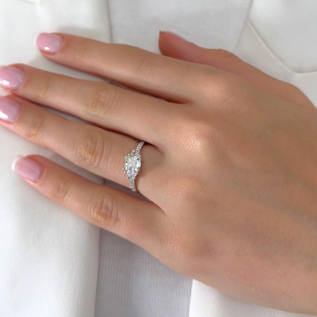 Anello Luminoso con 3 pietre di diamanti da 1,46 carati in oro bianco 18 carati - Certificato IGI

L'eleganza raffinata incontra lo scintillio senza tempo in questo anello a tre pietre in oro bianco 18 carati, con un diamante a taglio di cuscino da