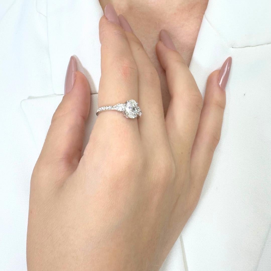 Anello Luminoso con 3 pietre e 1,49 carati di diamanti in oro bianco 18 carati - Certificato IGI in vendita 5