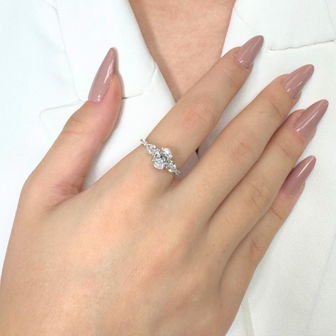 Anello Luminoso con 3 pietre e 1,49 carati di diamanti in oro bianco 18 carati - Certificato IGI

Questo anello in oro bianco 18 carati, grazioso e sorprendente, mette in mostra un affascinante diamante dal taglio ovale di 1,01 carati. L'ottimo