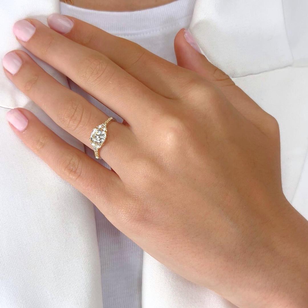 Luminous 1.50ct Diamonds Ring in 18k Yellow Gold - IGI Certified

Celebrate timeless elegance with this captivating 18k yellow gold diamond ring, crowned by a 1.20ct cushion-cut diamond. Surrounding it are 16 round-cut side diamonds totaling 0.30ct,