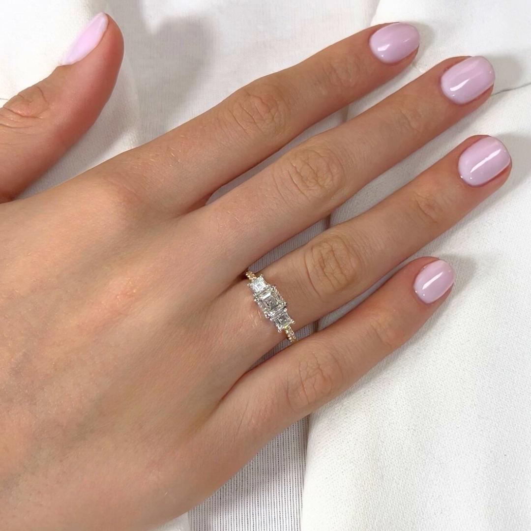 Anello Luminoso con 3 pietre di diamanti da 1,54 carati in oro giallo e bianco 18k - Certificato IGI

Raffinato e radioso, questo anello in oro giallo e bianco 18 carati presenta al centro un diamante a taglio quadrato da 0,88 carati. Le