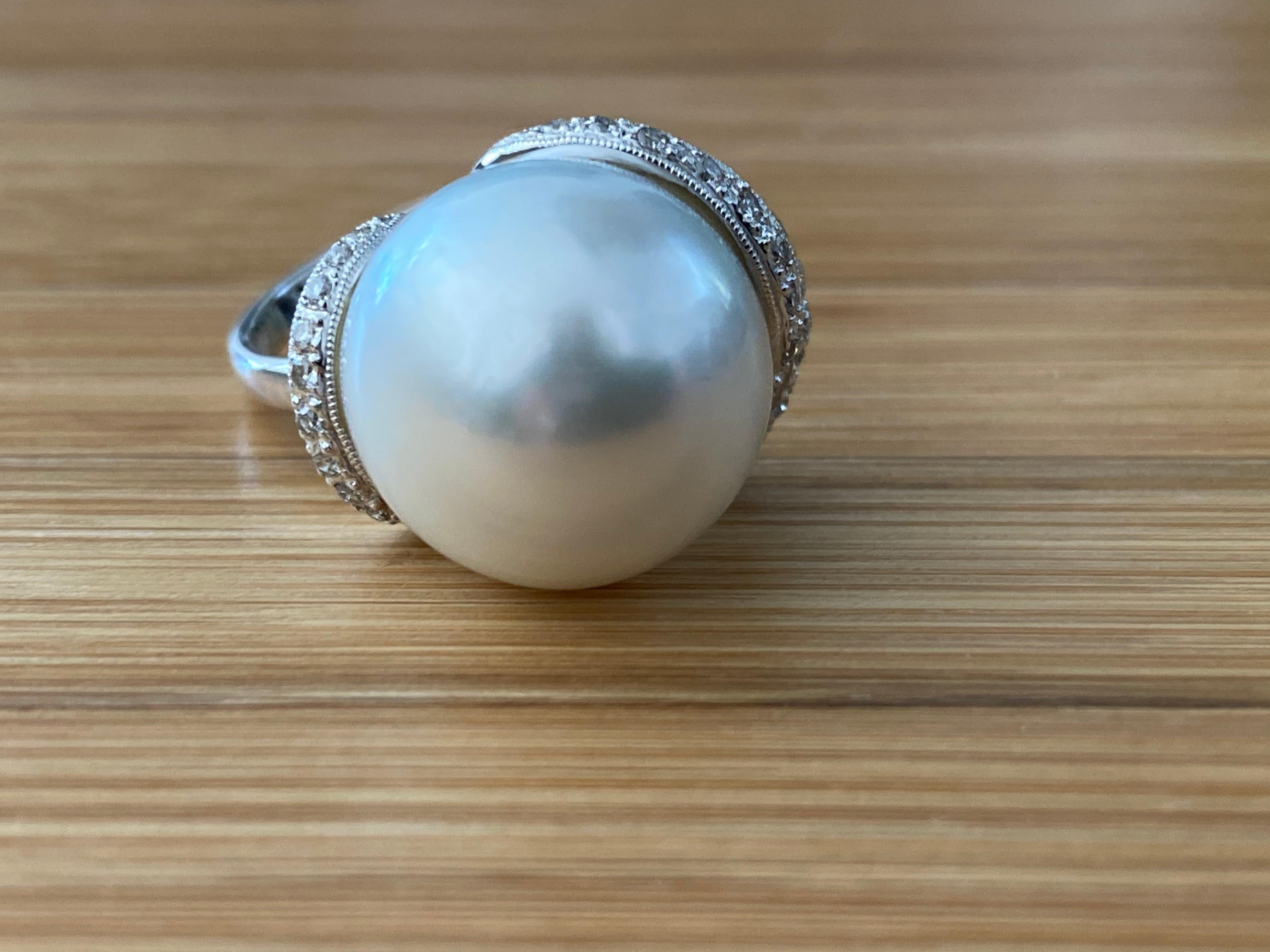 Luminous White South Sea Pearl set with Diamonds 18 White Gold In Excellent Condition For Sale In Laguna Hills, CA
