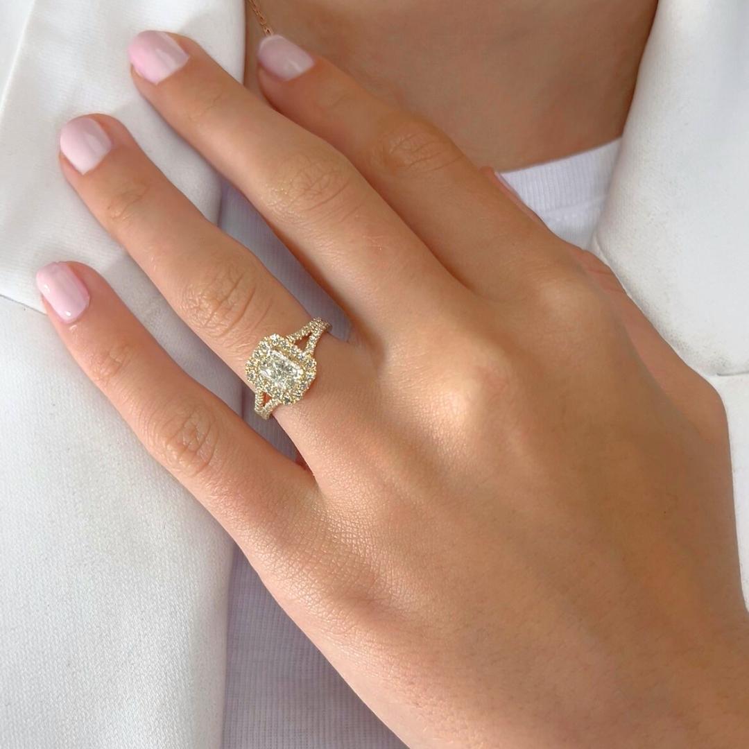 Luminous 1.55ct Diamonds Halo Ring in 18k Yellow Gold - IGI Certified

Conçue pour être élégante avec une touche de charme intemporel, cette bague en or jaune 18 carats est ornée en son centre d'un superbe diamant de 1,02 carat de taille rayonnante.