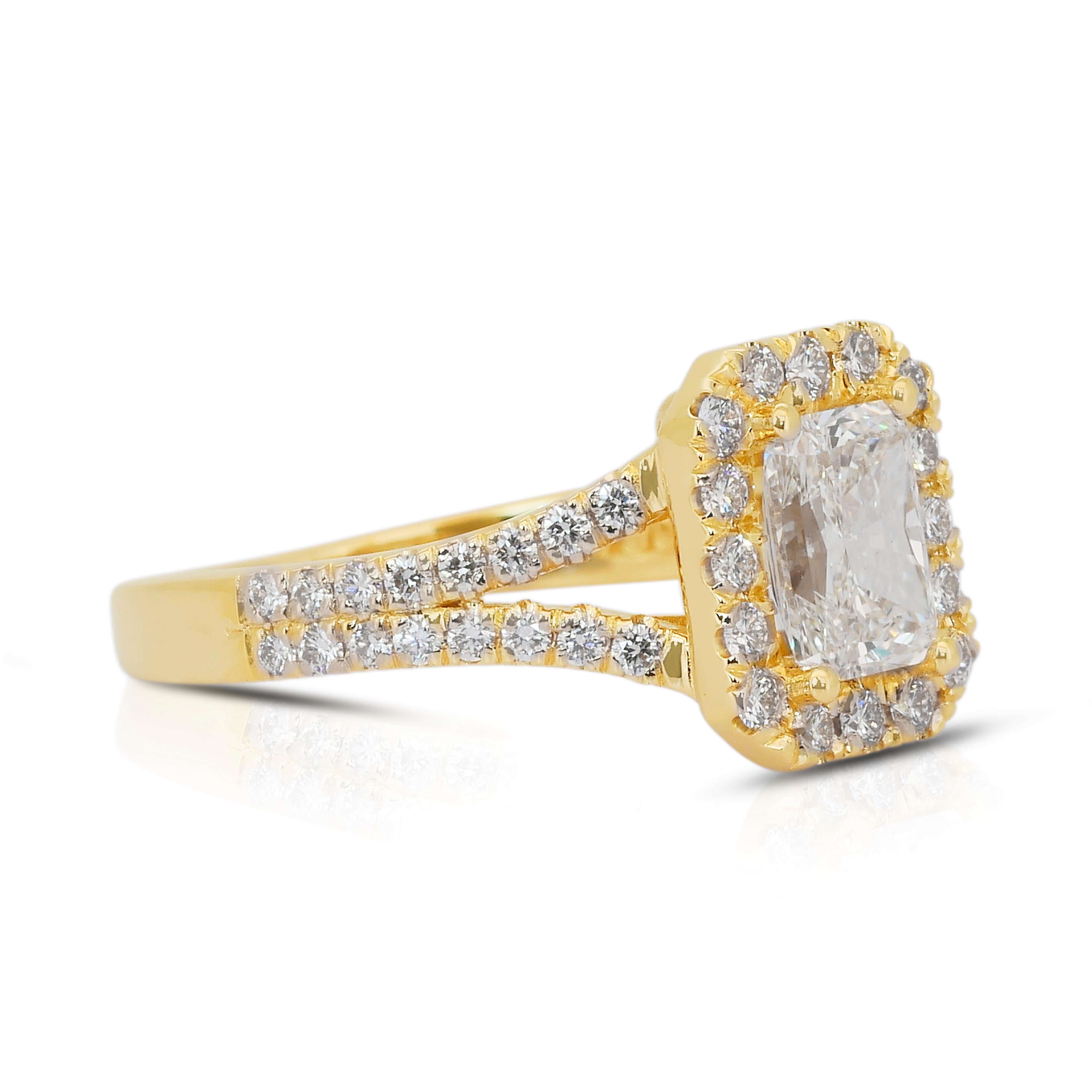 Taille radiant Luminous 1.55ct Diamonds Halo Ring in 18k Yellow Gold - IGI Certified en vente