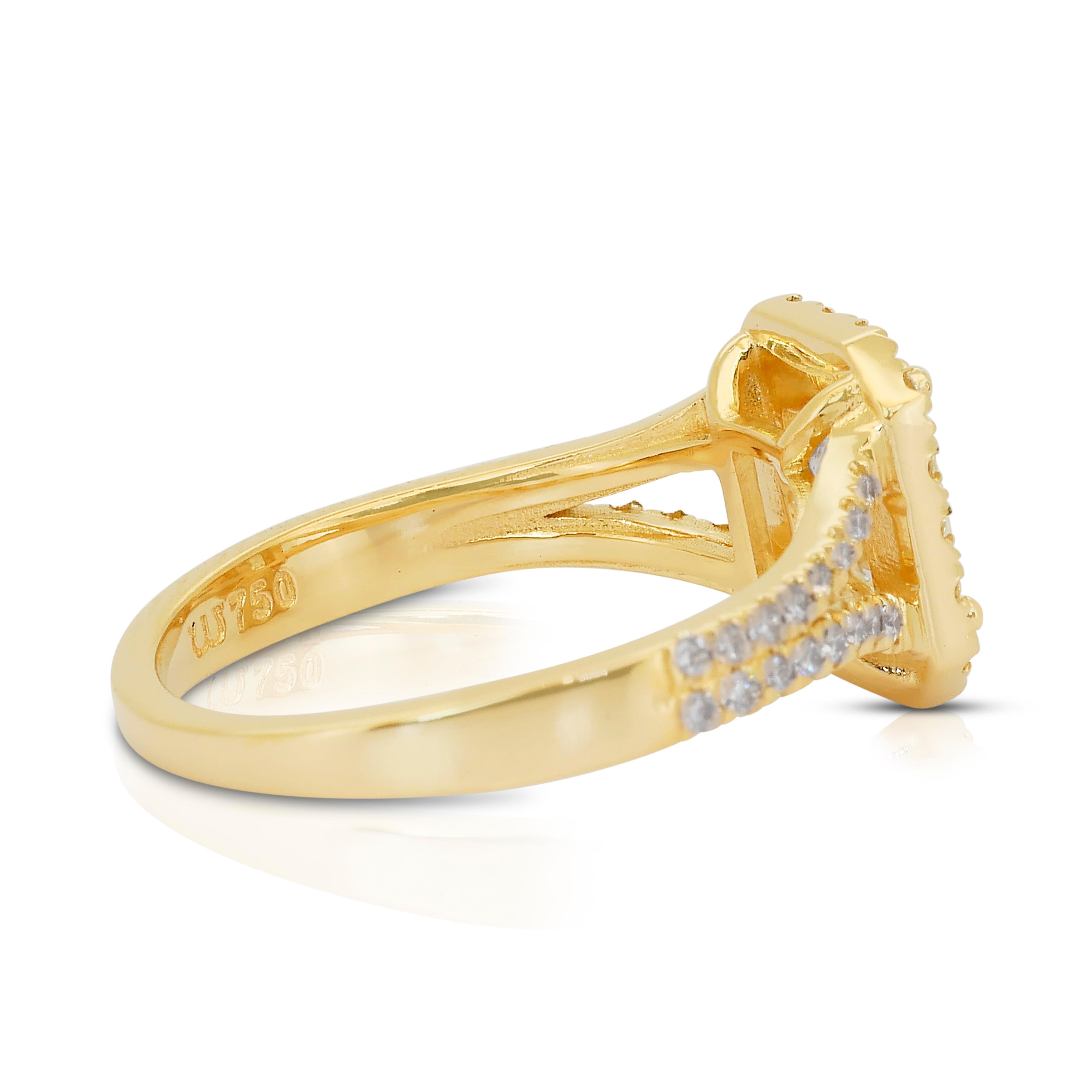Luminous 1.55ct Diamonds Halo Ring in 18k Yellow Gold - IGI Certified Neuf - En vente à רמת גן, IL