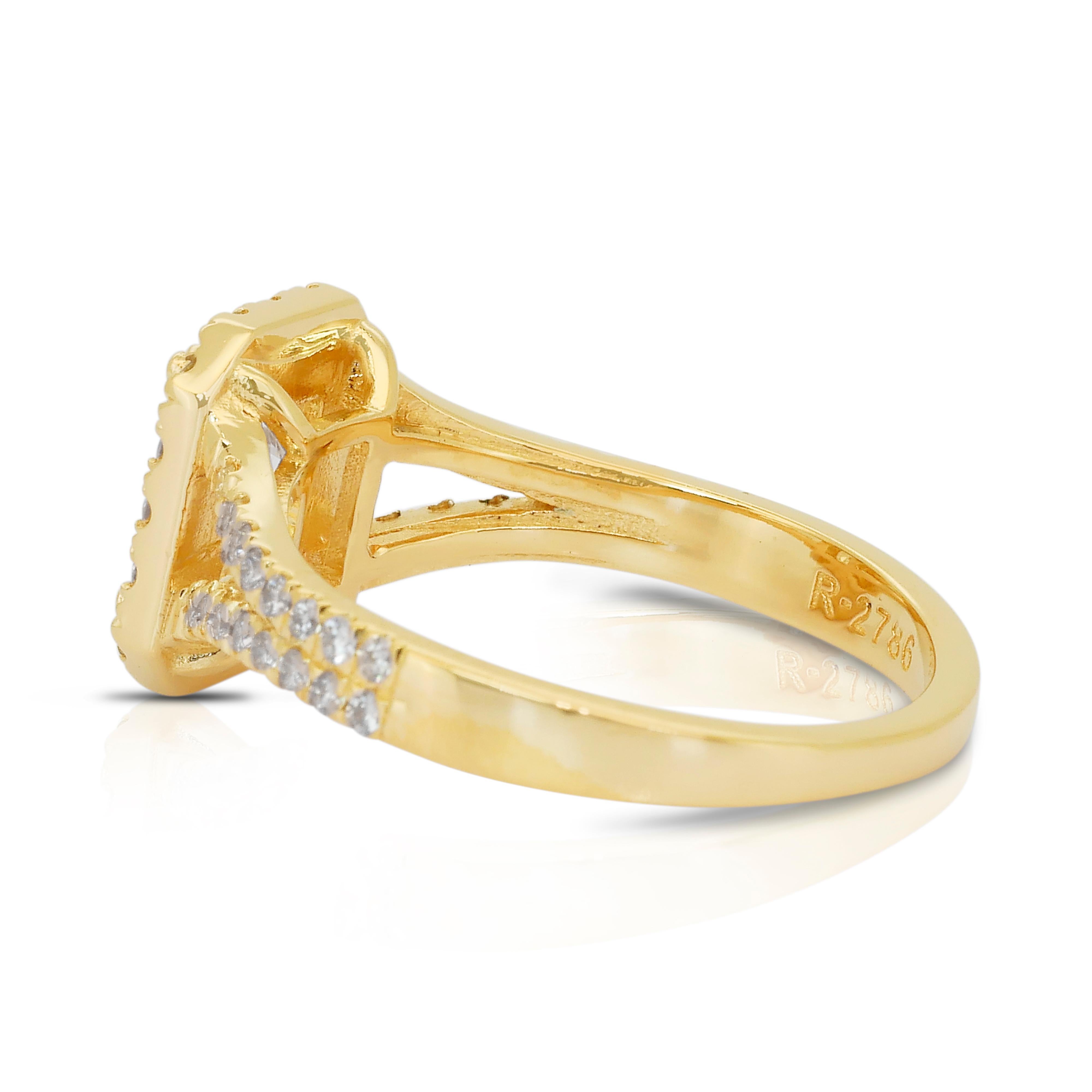 Luminous 1.55ct Diamonds Halo Ring in 18k Yellow Gold - IGI Certified Pour femmes en vente