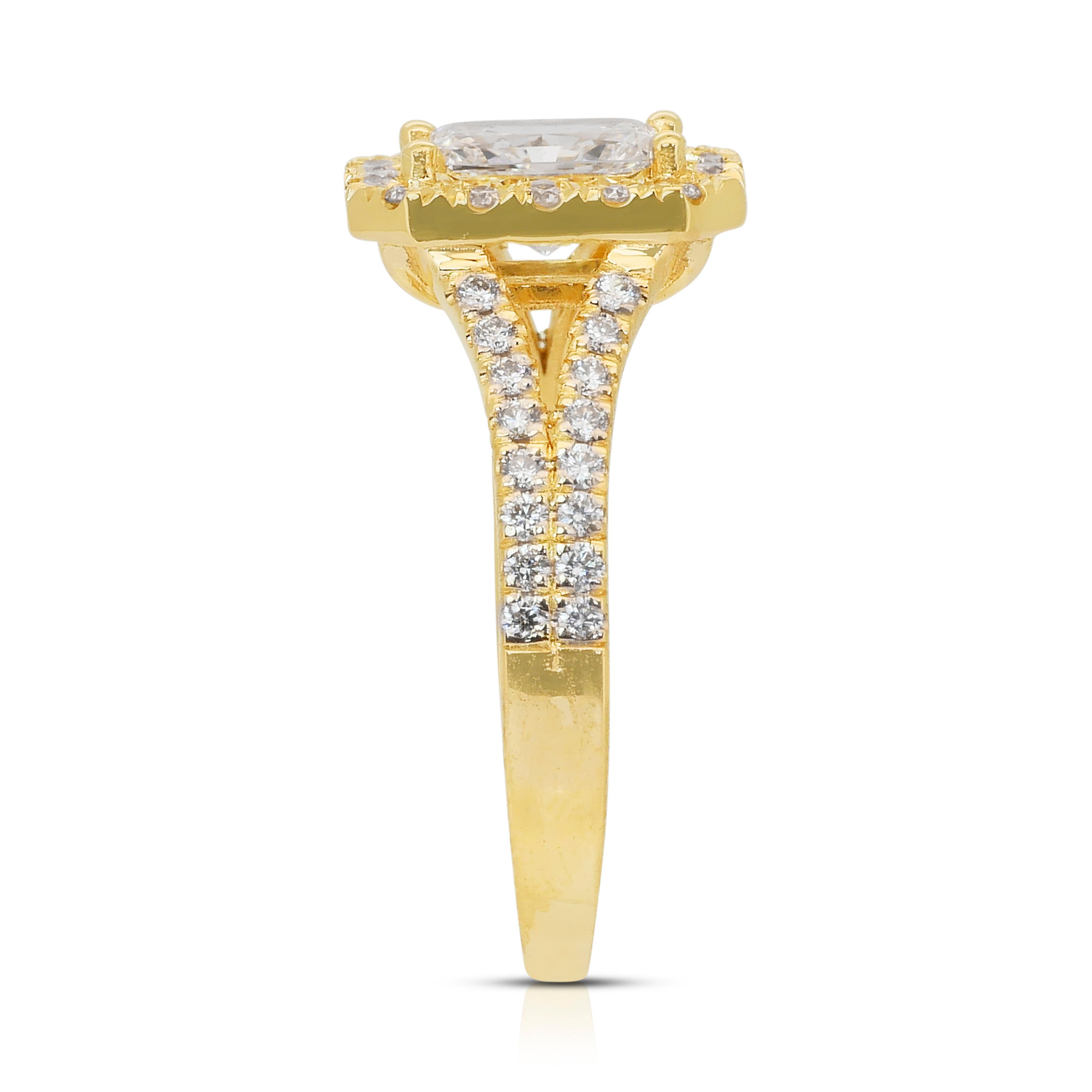Luminous 1.55ct Diamonds Halo Ring in 18k Yellow Gold - IGI Certified en vente 2