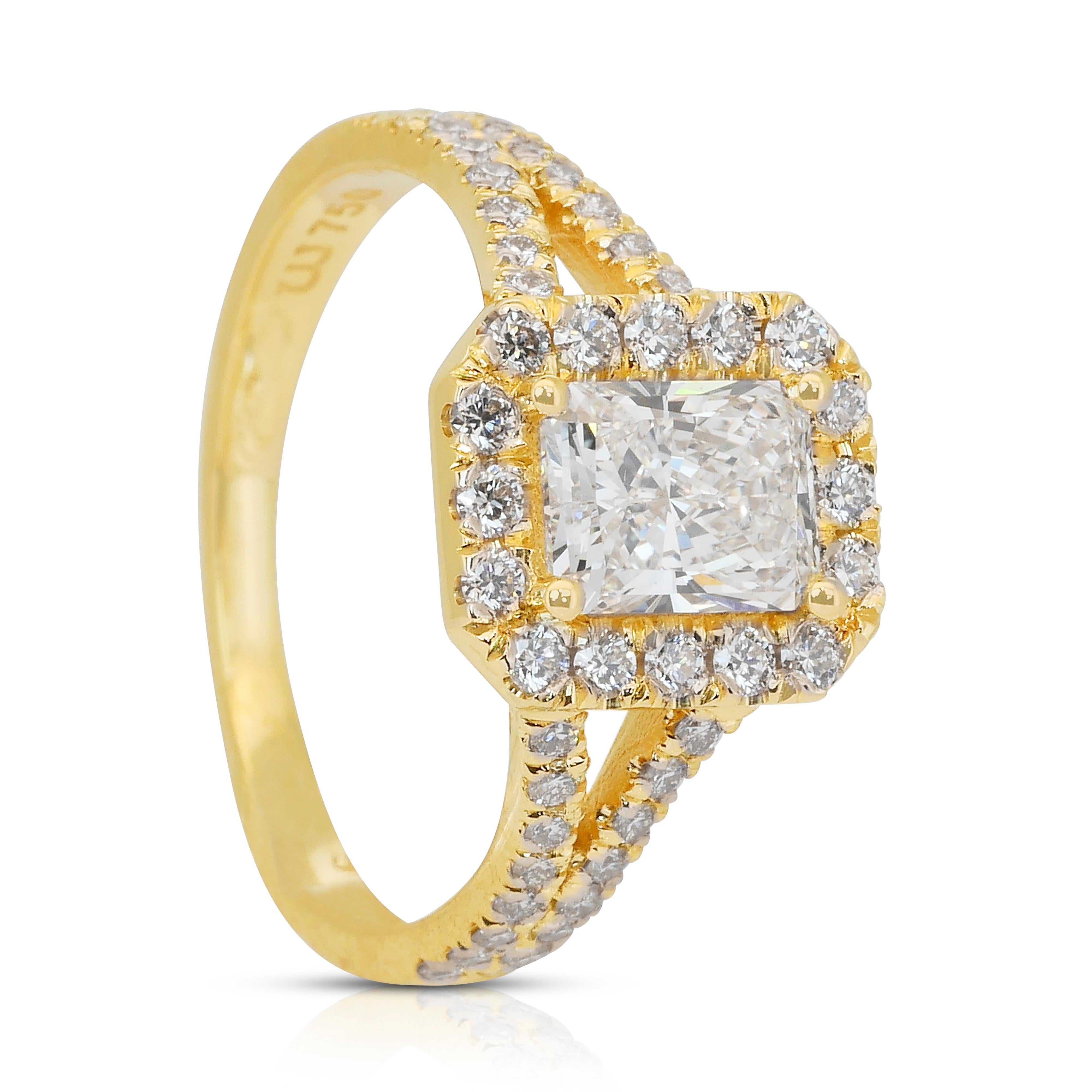 Luminous 1.55ct Diamonds Halo Ring in 18k Yellow Gold - IGI Certified en vente 3