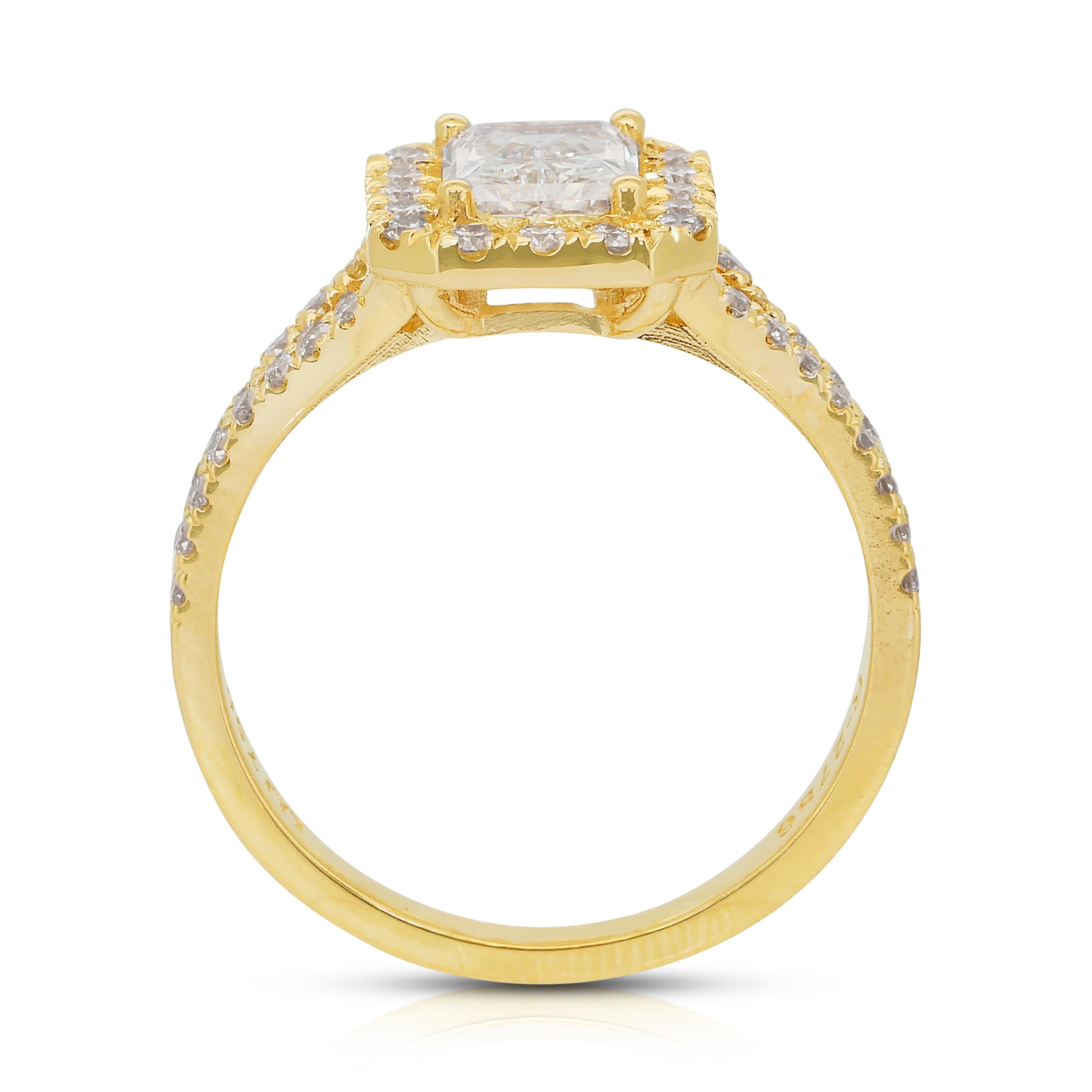 Luminous 1.55ct Diamonds Halo Ring in 18k Yellow Gold - IGI Certified en vente 4