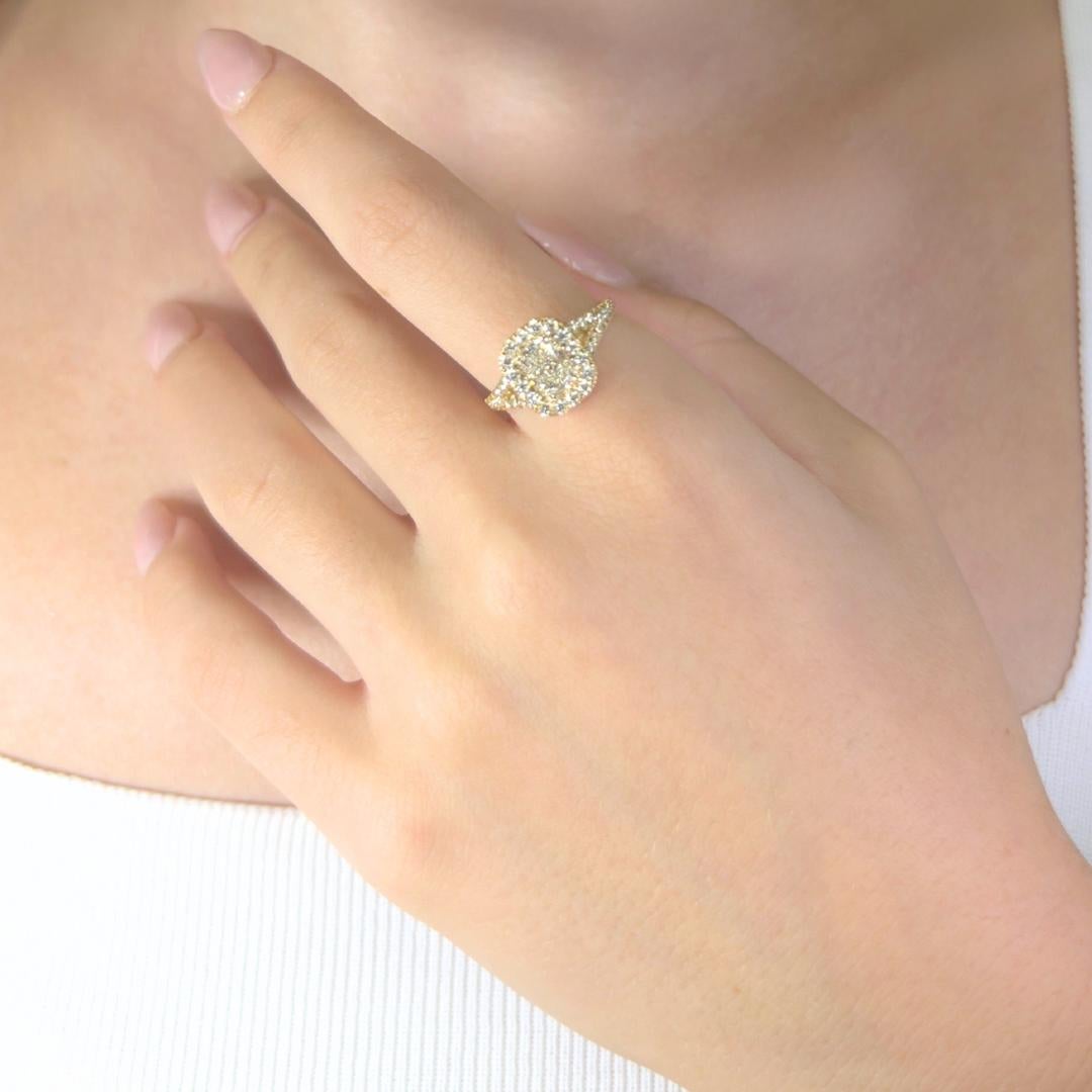 Anello aureola con diamanti Luminous da 1,57 carati in oro giallo 18 carati - Certificato IGI

Realizzato in radioso oro giallo 18 carati, questo anello mozzafiato presenta al suo centro un diamante taglio cuscino da 1,01 carati, per uno scintillio
