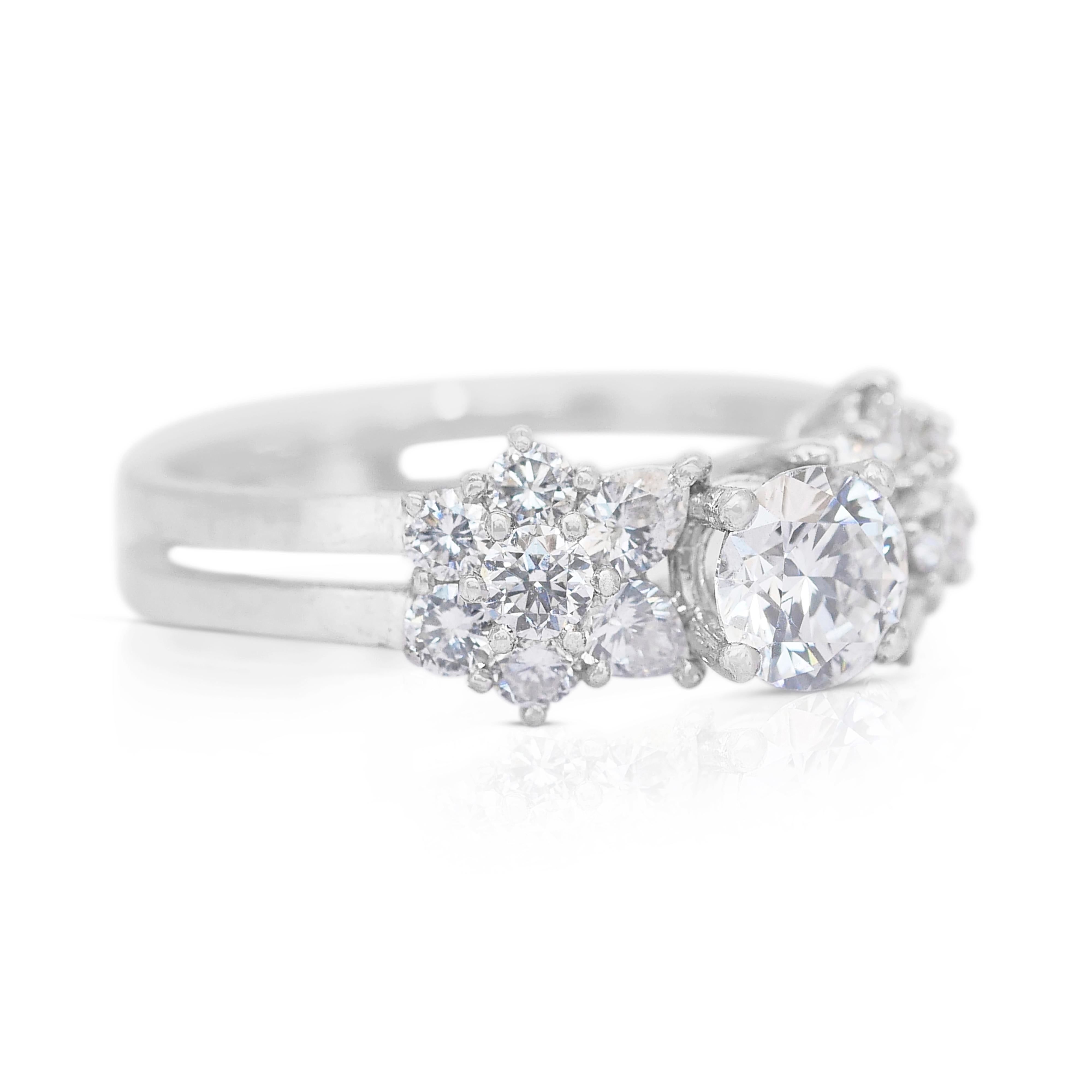 Anello Luminoso con 1,57 carati di diamanti in platino - Certificato GIA

Incarnazione di brillantezza e raffinatezza, questo anello di diamanti in platino mette in mostra un diamante centrale mozzafiato da 0,61 carati con taglio rotondo. Per