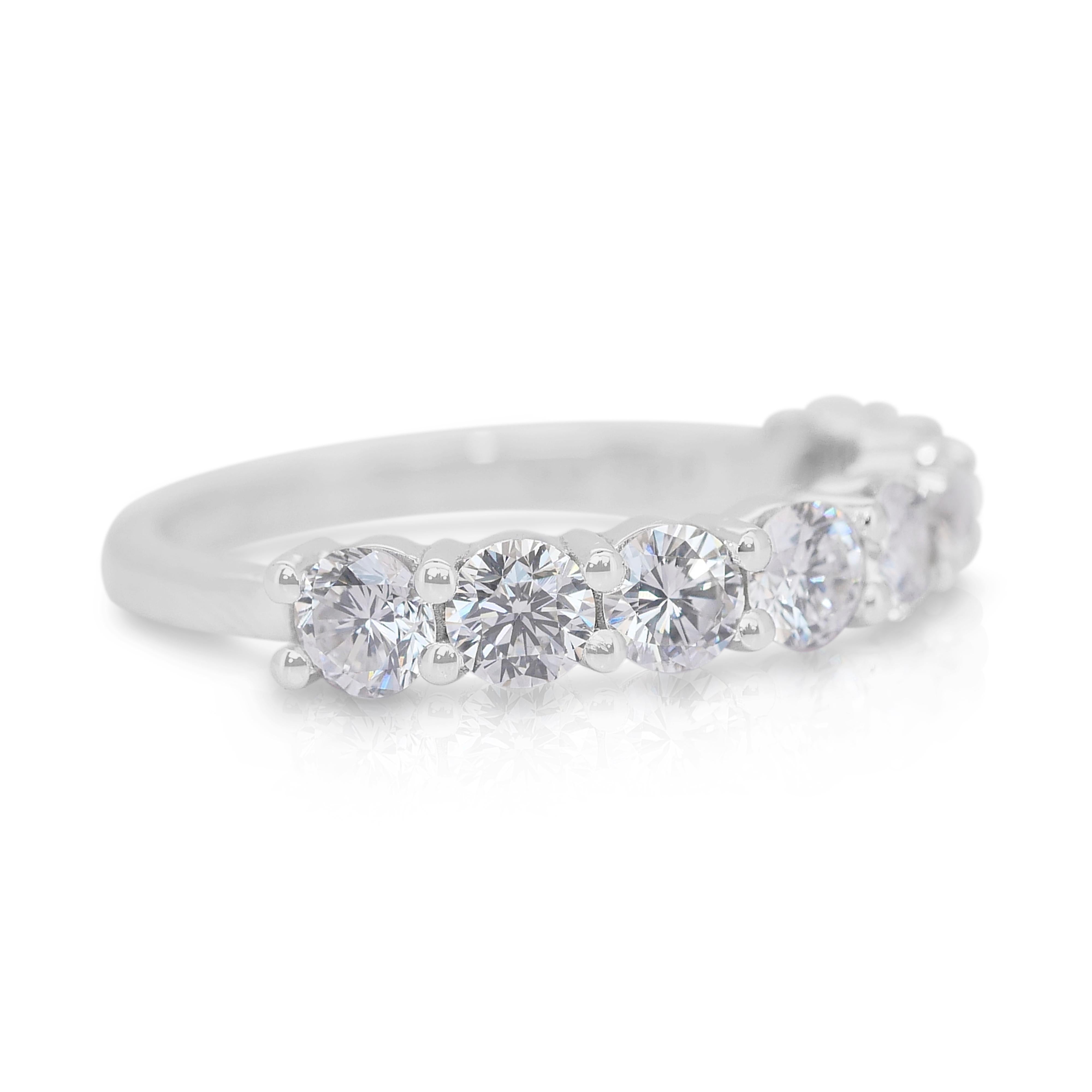Anello Luminoso con diamanti da 1,58 carati e mezza eternità in oro bianco 18 carati - Certificato IGI

Questo straordinario anello con diamante in oro bianco 18 carati è un capolavoro brillante, con otto squisiti diamanti rotondi per un totale di
