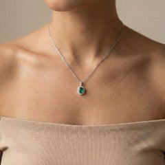 Luminoso ciondolo a forma di aureola architettonica con smeraldo e diamante da 1,58 carati in oro bianco 18 ct.