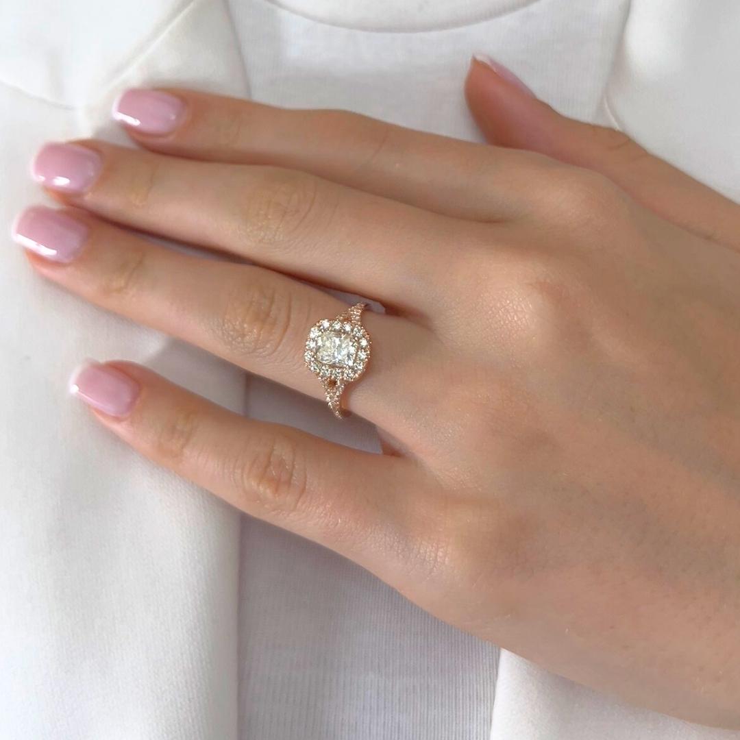 Luminous 1.64ct Diamonds Halo Ring in 18k Rose Gold - IGI Certified

This 18K rose gold halo ring features a 1.01ct cushion-cut diamond in warm color and clarity, radiating elegance with every glance. Encircled by 36 round brilliant diamonds with