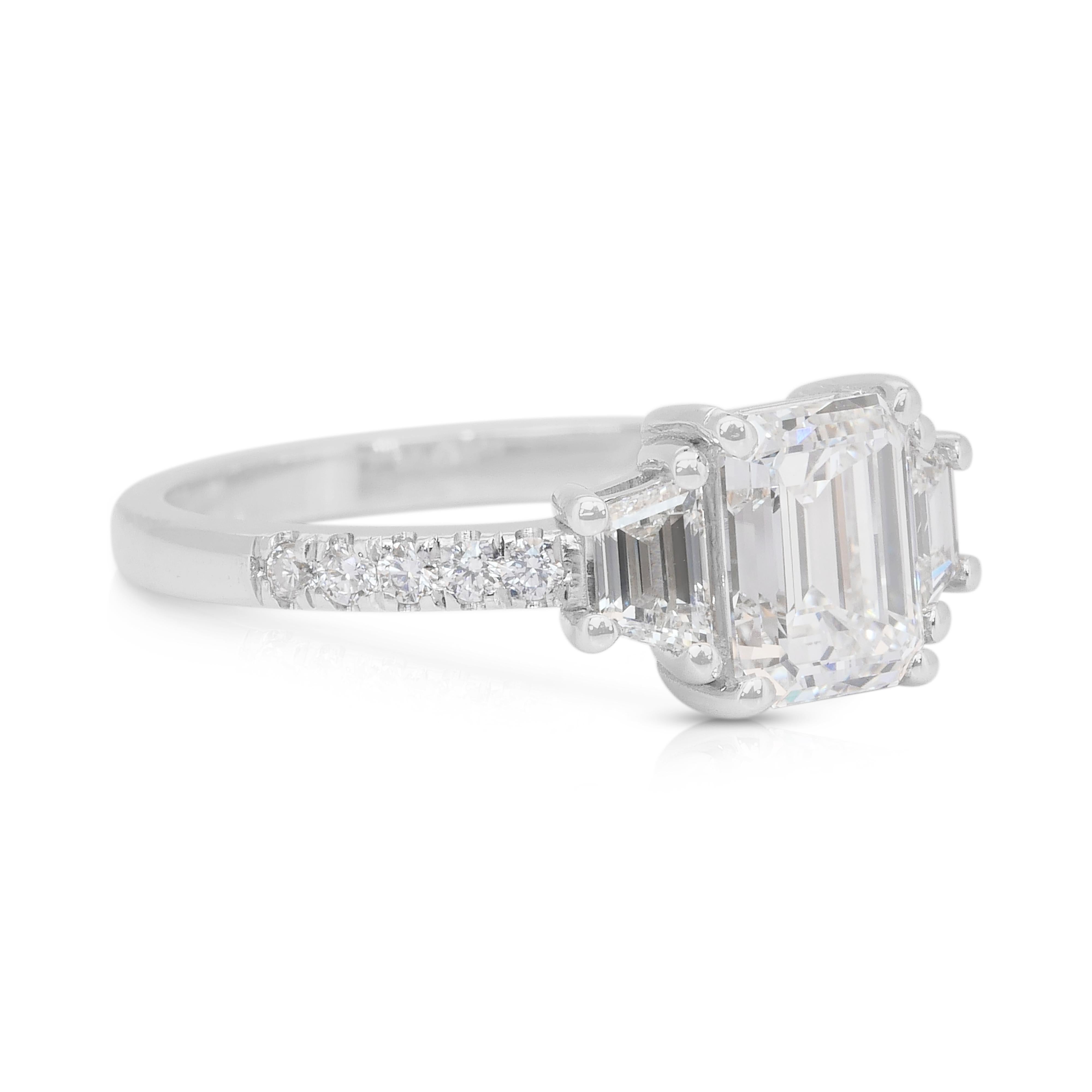 Luminous 1,65ct Diamanten 3-Stein-Ring in 18k Weißgold - IGI zertifiziert (Smaragdschliff) im Angebot