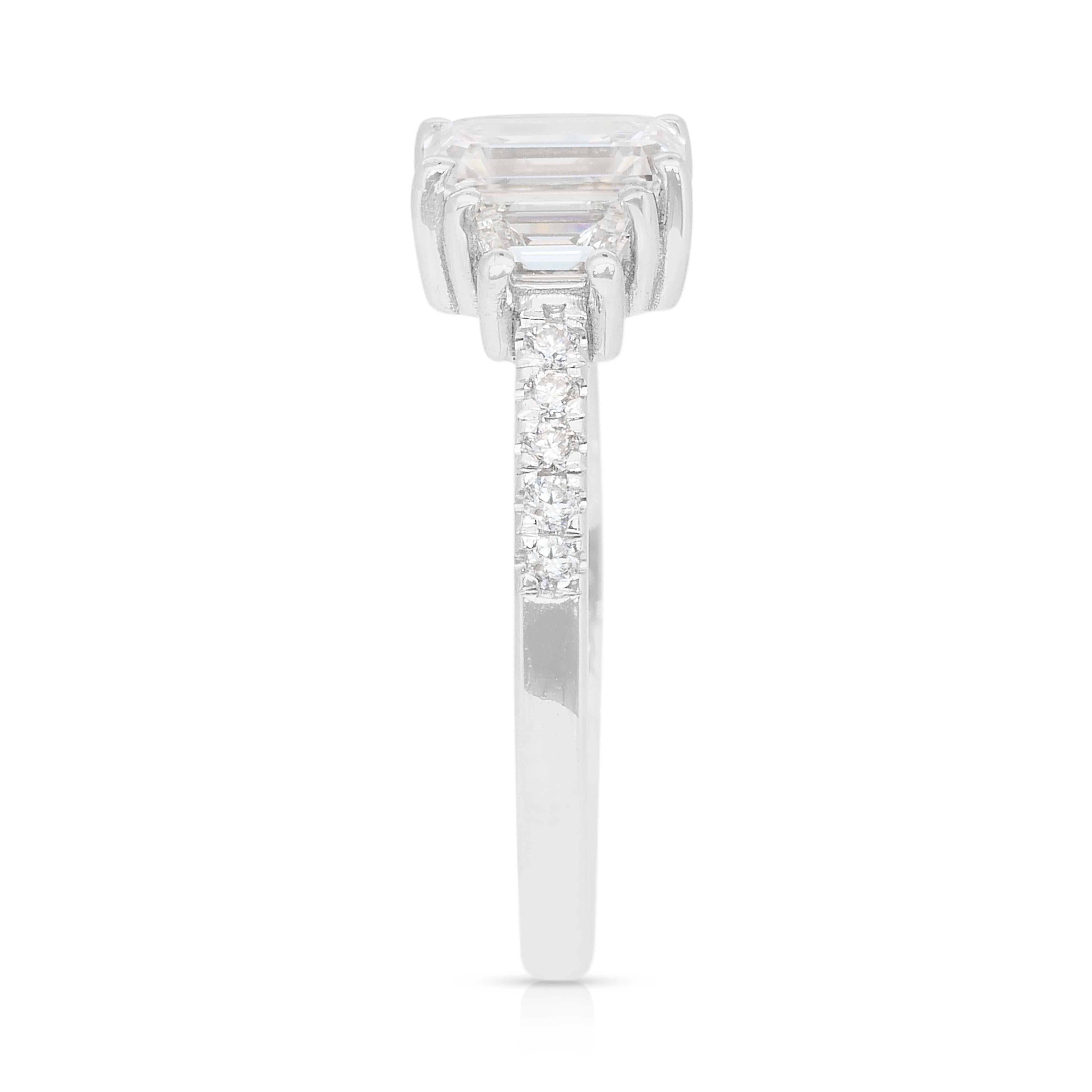 Luminous 1,65ct Diamanten 3-Stein-Ring in 18k Weißgold - IGI zertifiziert im Angebot 1