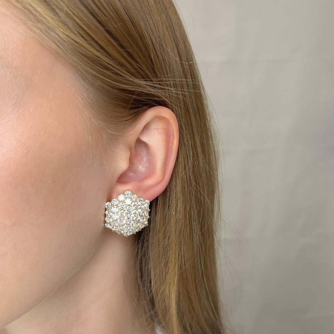 Orecchini con diamanti Luminous da 16,73 carati in oro giallo 14k - certificati IGI

Prova un lusso senza pari con questi straordinari orecchini con diamanti in oro giallo 14k. Con 16,73 carati di splendidi diamanti a taglio rotondo, questi