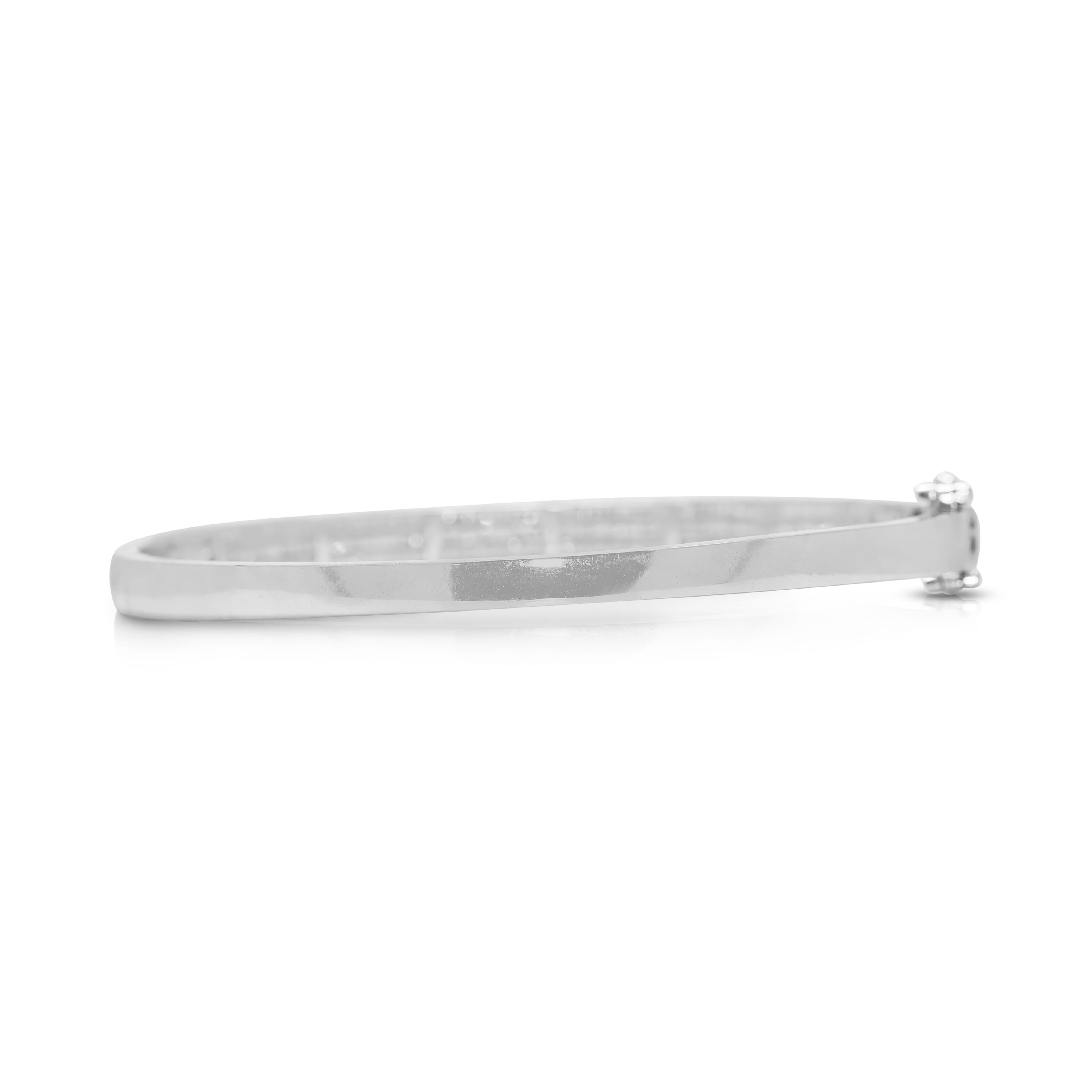 Luminous 1.74ct Natural Diamonds Bangle in 18K White Gold In New Condition For Sale In רמת גן, IL
