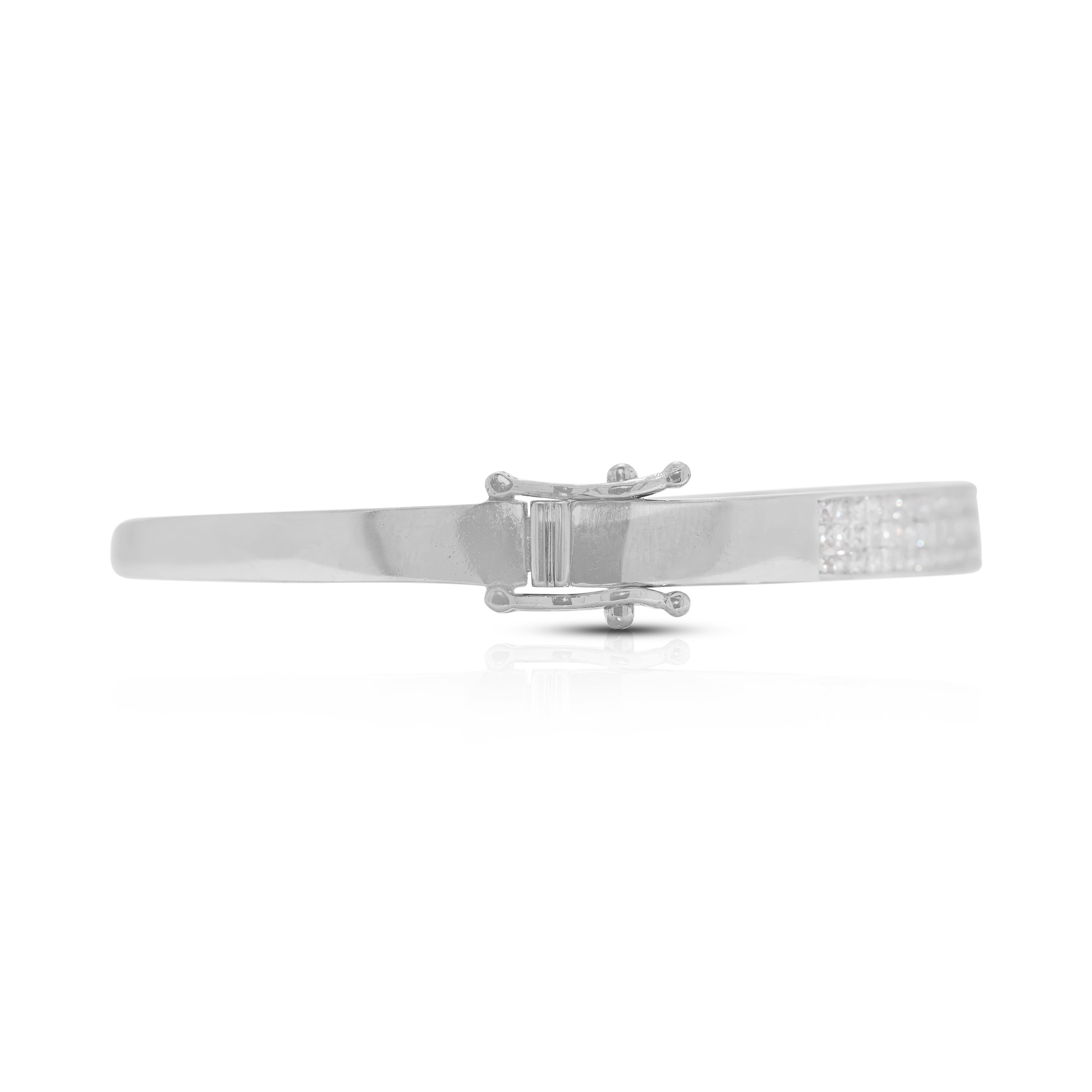 Women's Luminous 1.74ct Natural Diamonds Bangle in 18K White Gold For Sale