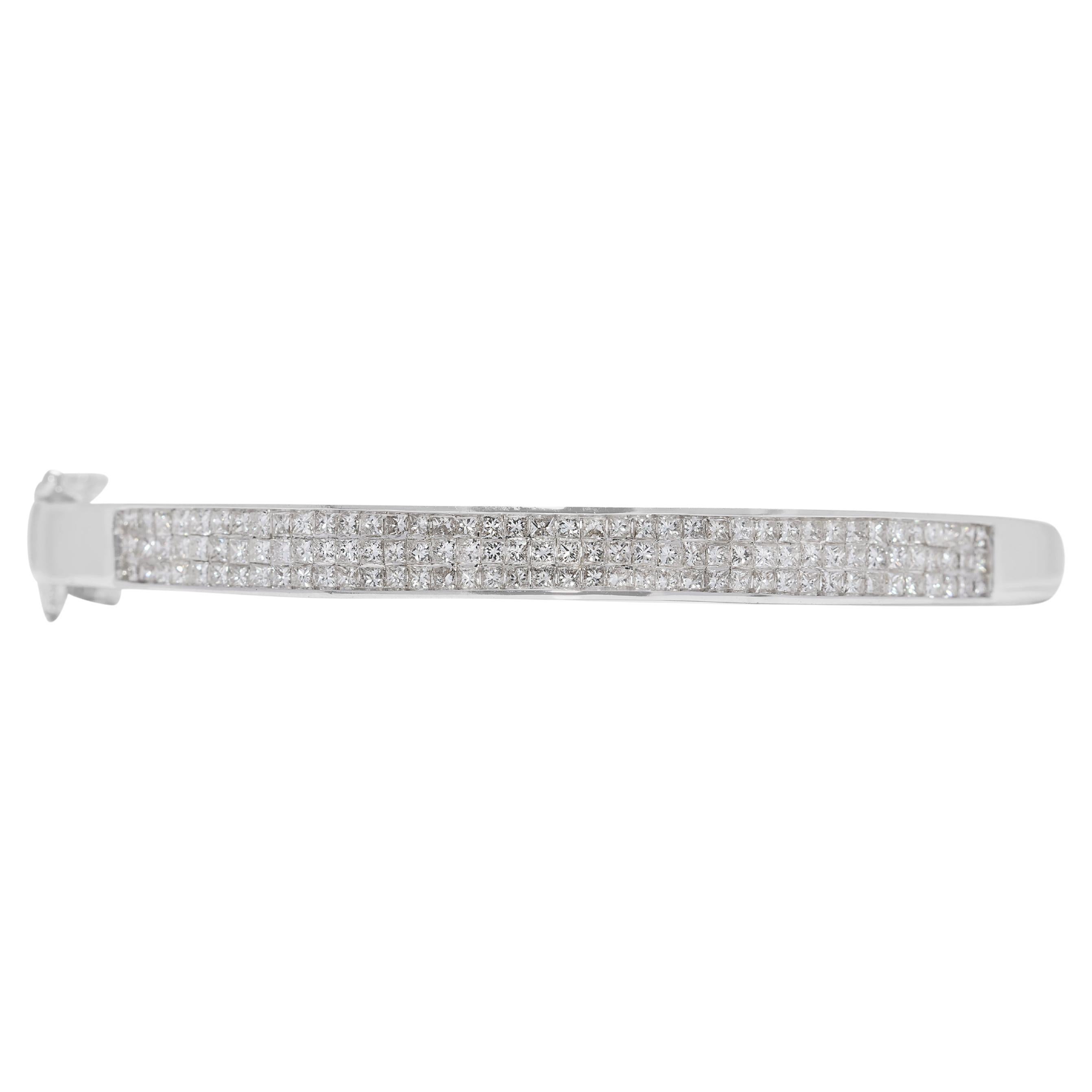 Luminous 1.74ct Natural Diamonds Bangle in 18K White Gold For Sale